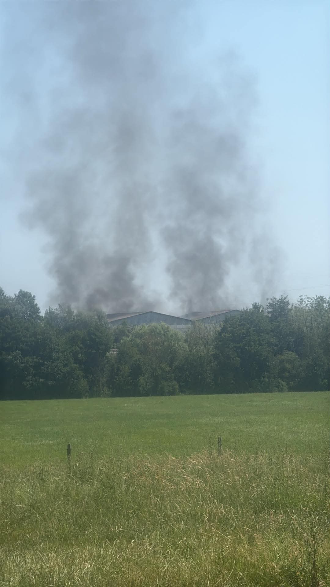 UNE ÉPAISSE FUMÉE SE DÉGAGE DU NOUVEAU SITE ARCAVI