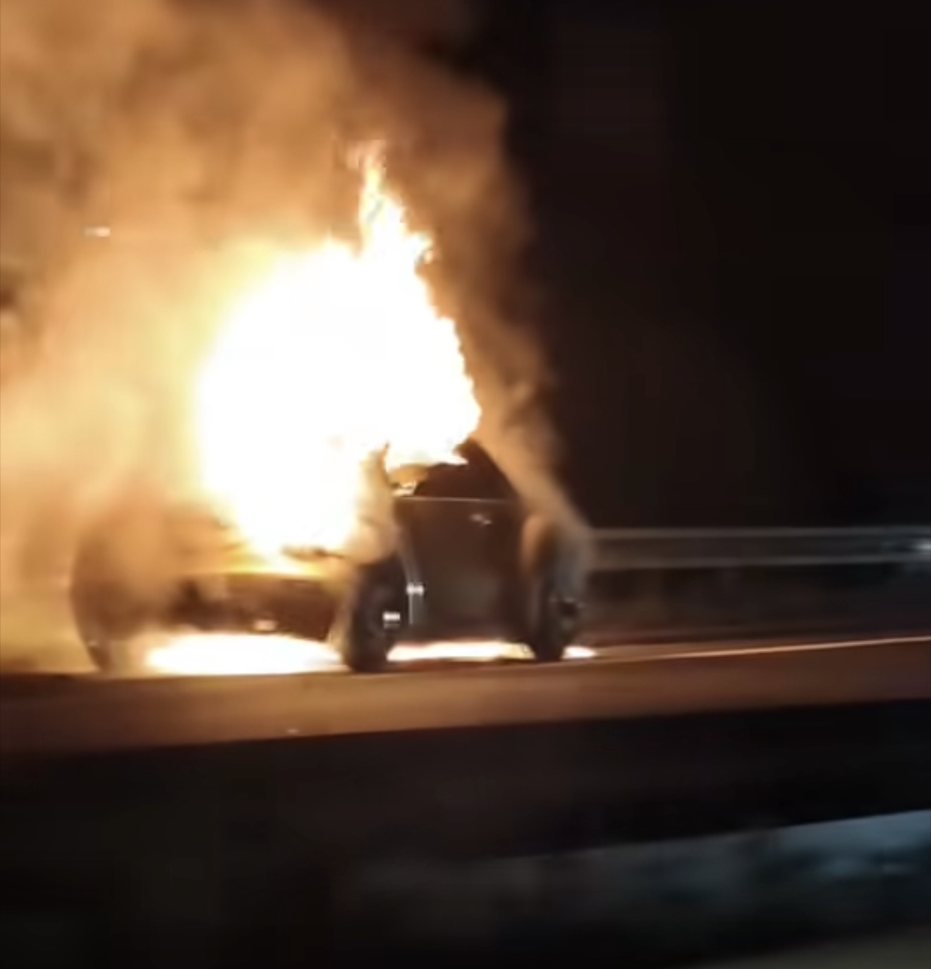 UNE VOITURE PREND FEU SUR L’AUTOROUTE A34 EN PLEINE NUIT
