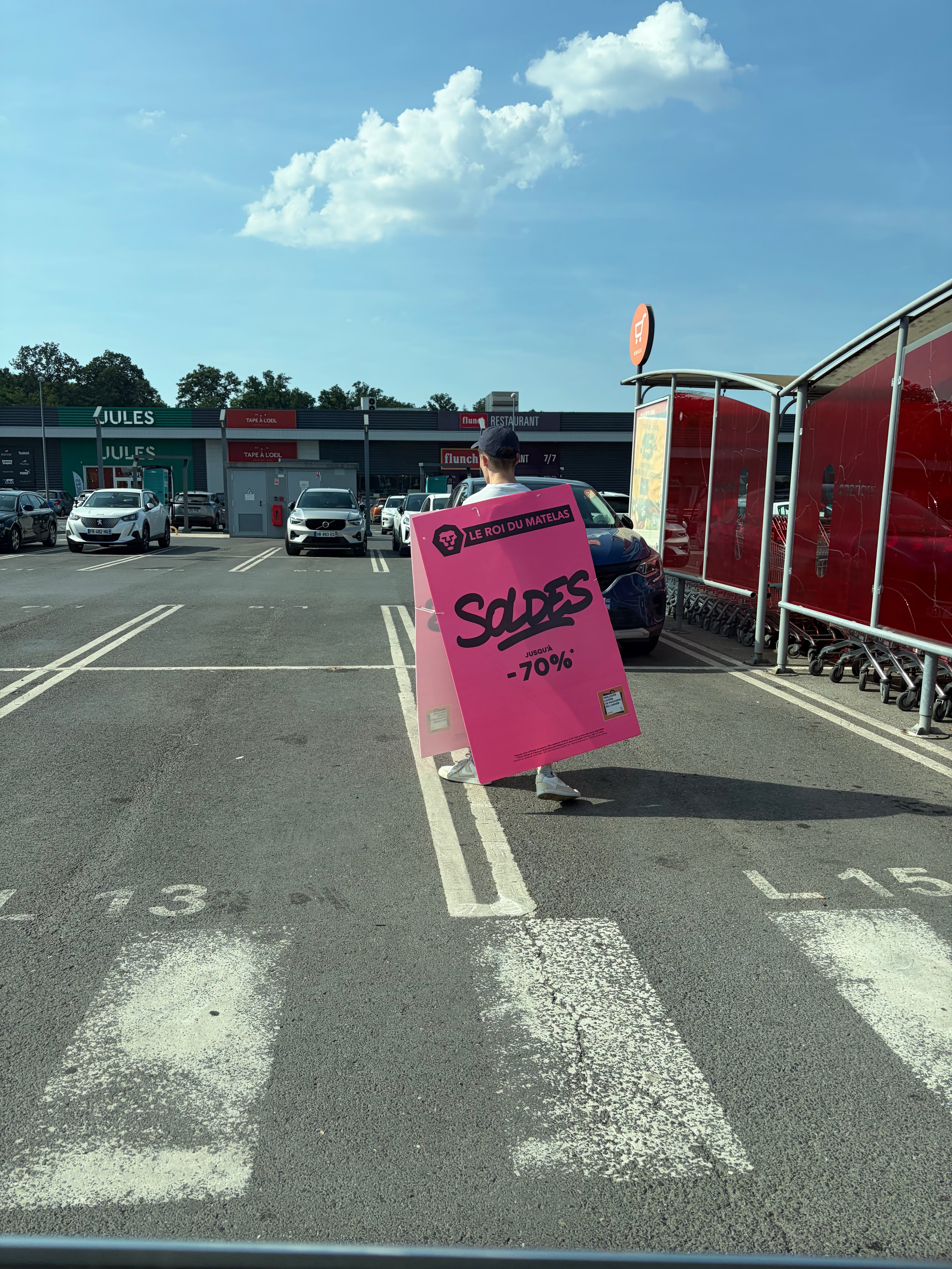 EN PLEINE CANICULE, LA PRÉSENCE D’UN HOMME-SANDWICH FAIT RÉAGIR