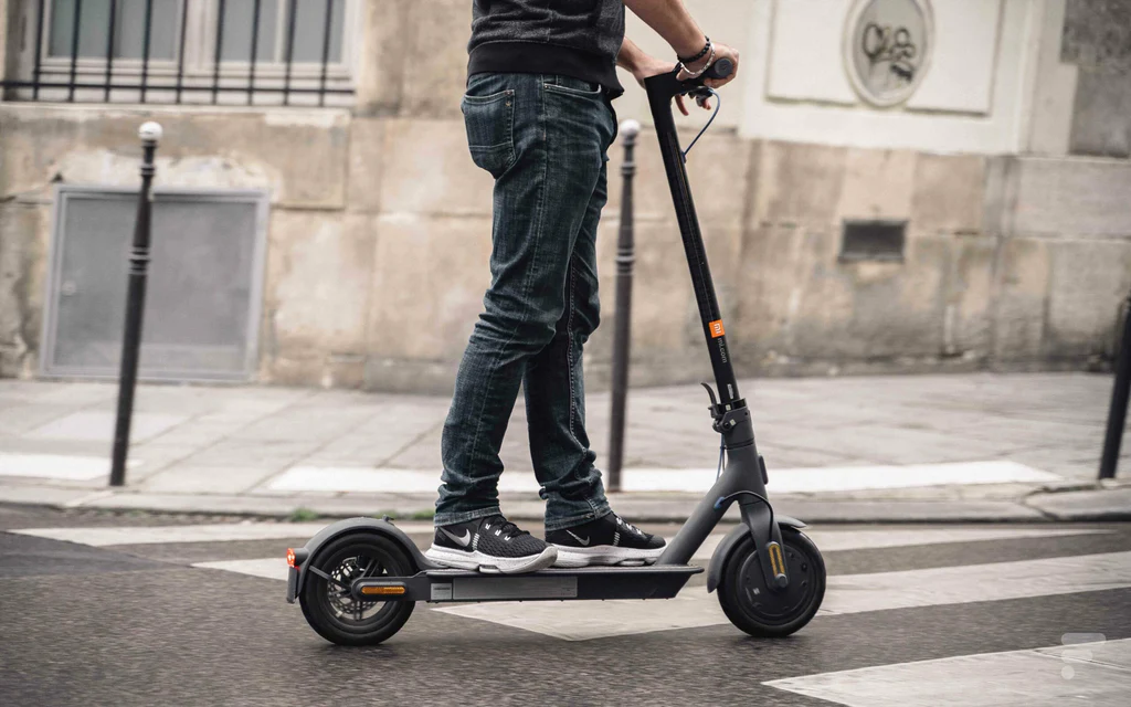 UN HOMME EN TROTTINETTE PERCUTÉ PAR UNE VOITURE, UN BLESSÉ