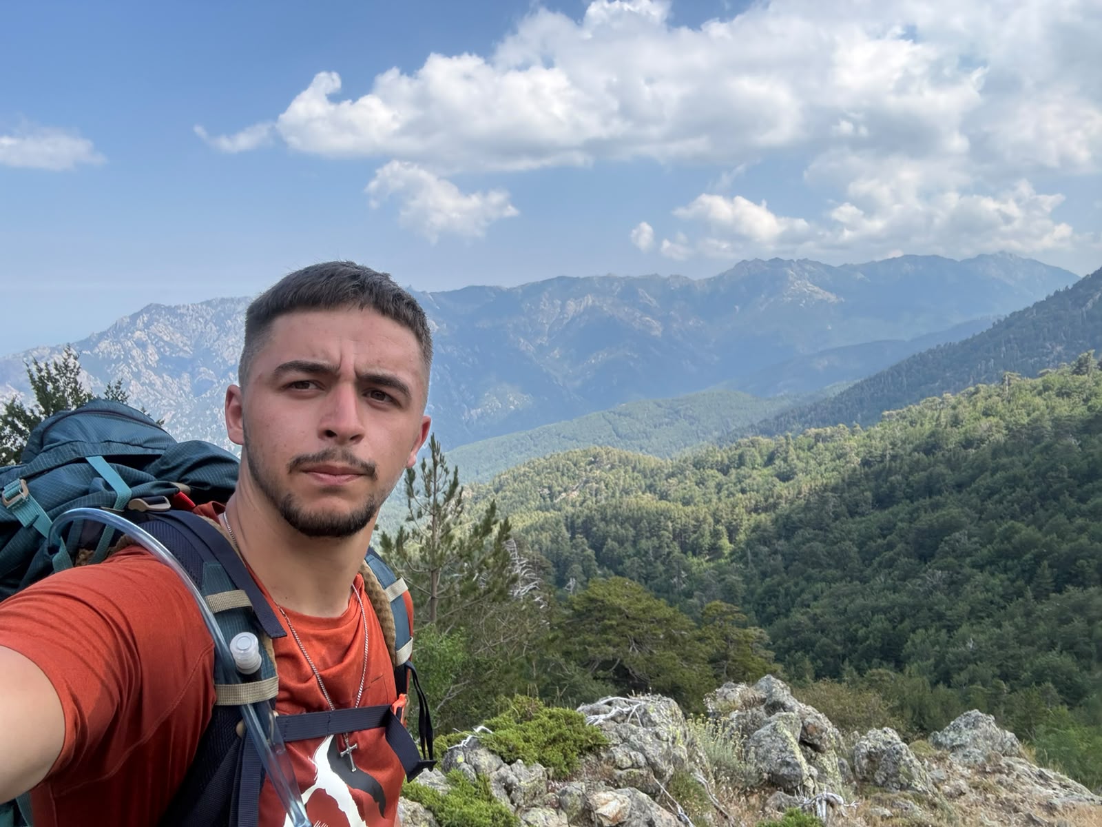 « ICI, IL N’Y A PLUS DE CLASSE SOCIALE » : À MI-PARCOURS DU GR20, THOMAS VIT UNE AVENTURE HUMAINE HORS DU COMMUN