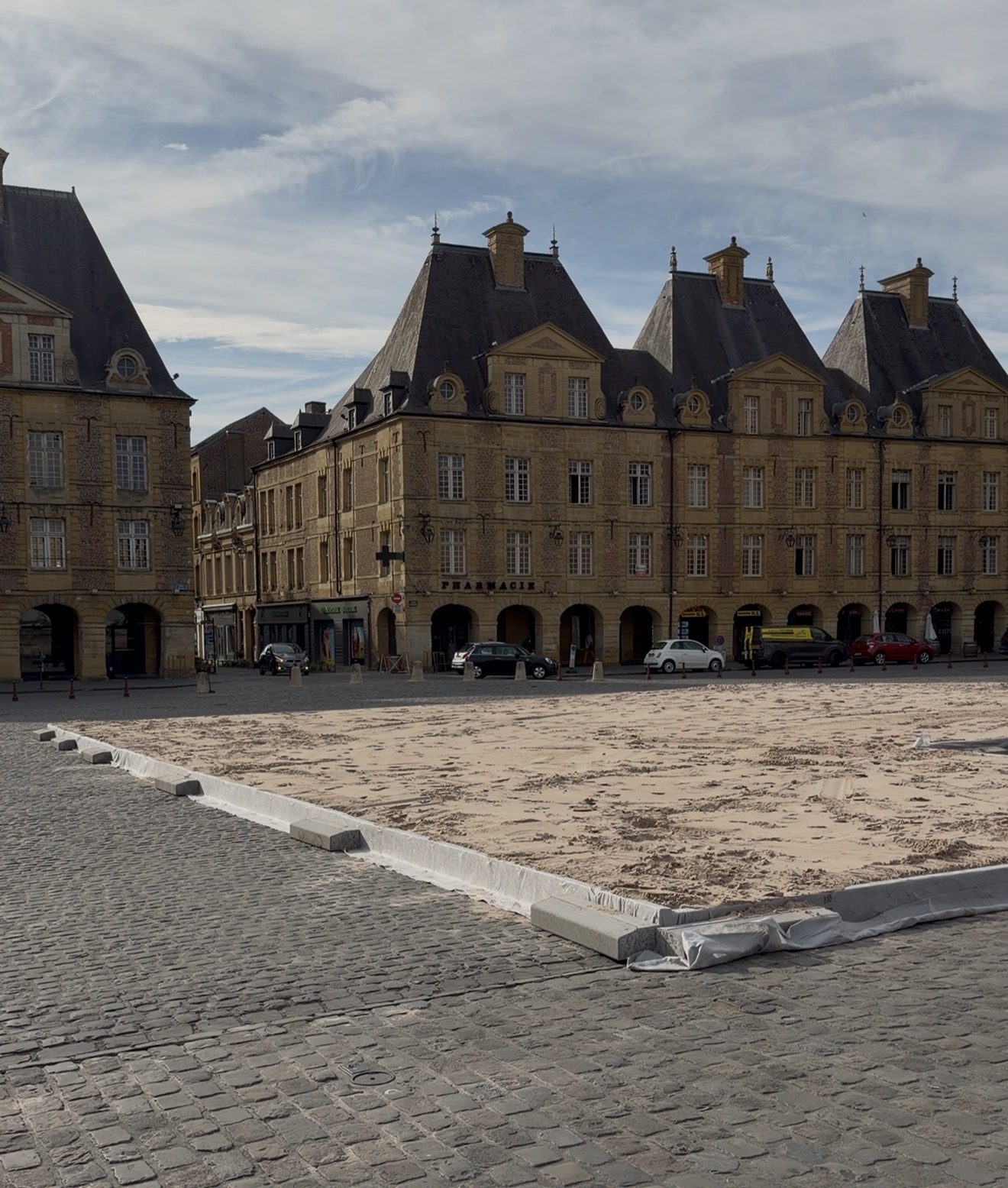 LE SABLE EST EN COURS D’INSTALLATION : LA PLACE DUCALE PREND DES AIRS DE VACANCES