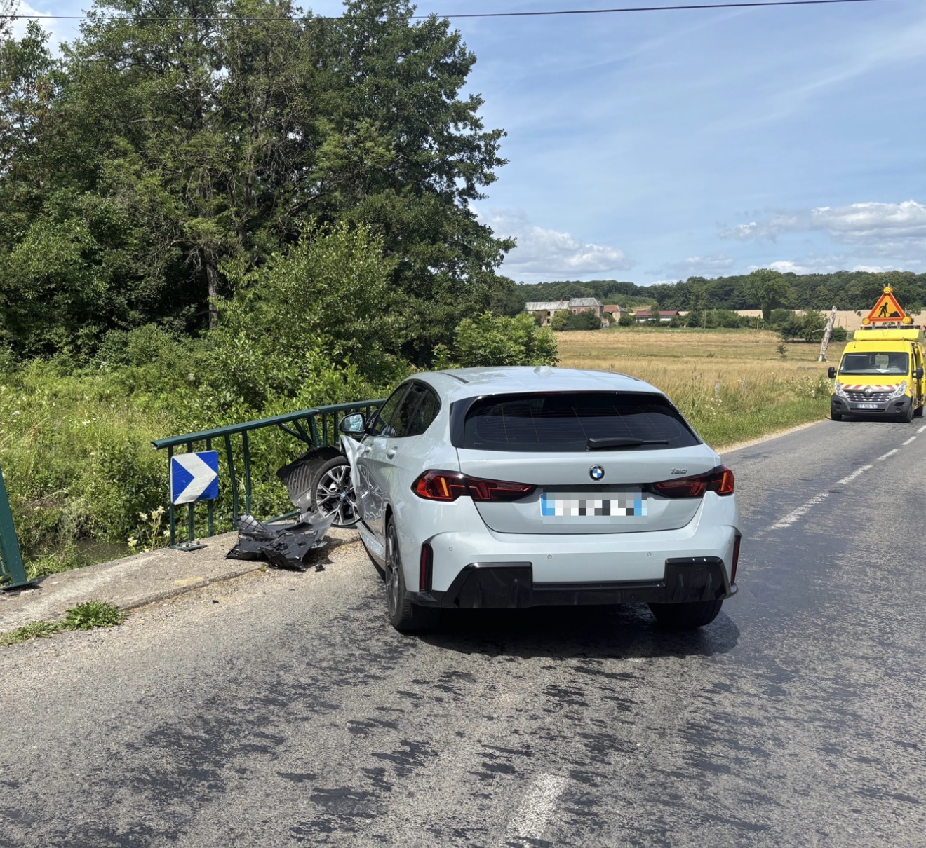 IL TENTE D’ÉCHAPPER À LA POLICE ET FINIT SA COURSE DANS LE DÉCOR