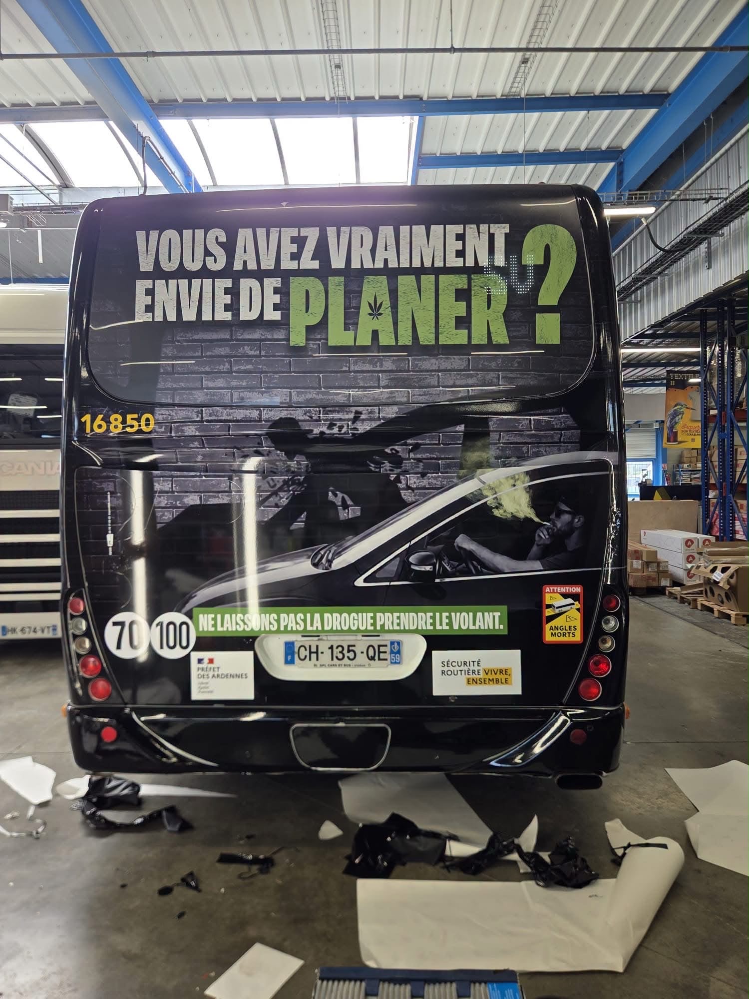 LUTTE CONTRE LE NARCOTRAFIC : UNE CAMPAGNE D’AFFICHAGE DÉPLOYÉE DANS LES BUS DE CHARLEVILLE ET SEDAN