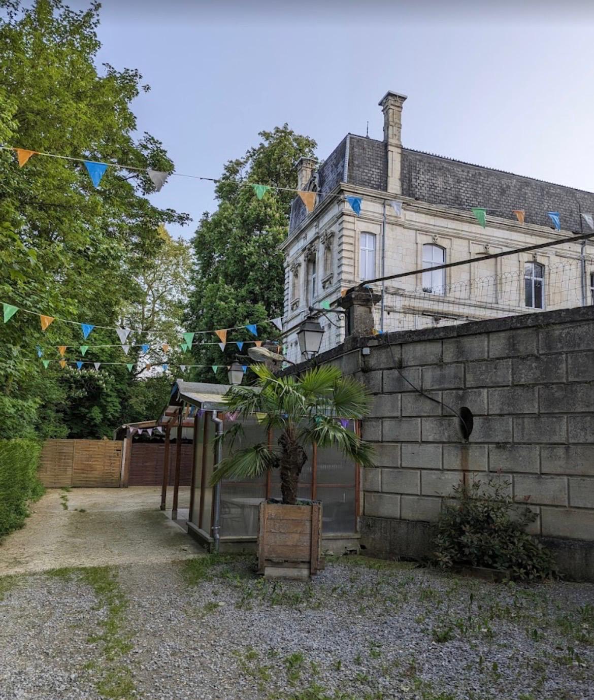 LE CHÂTEAU, CONNU POUR SON ACTIVITÉ DE CLUB LIBERTIN, EST À VENDRE