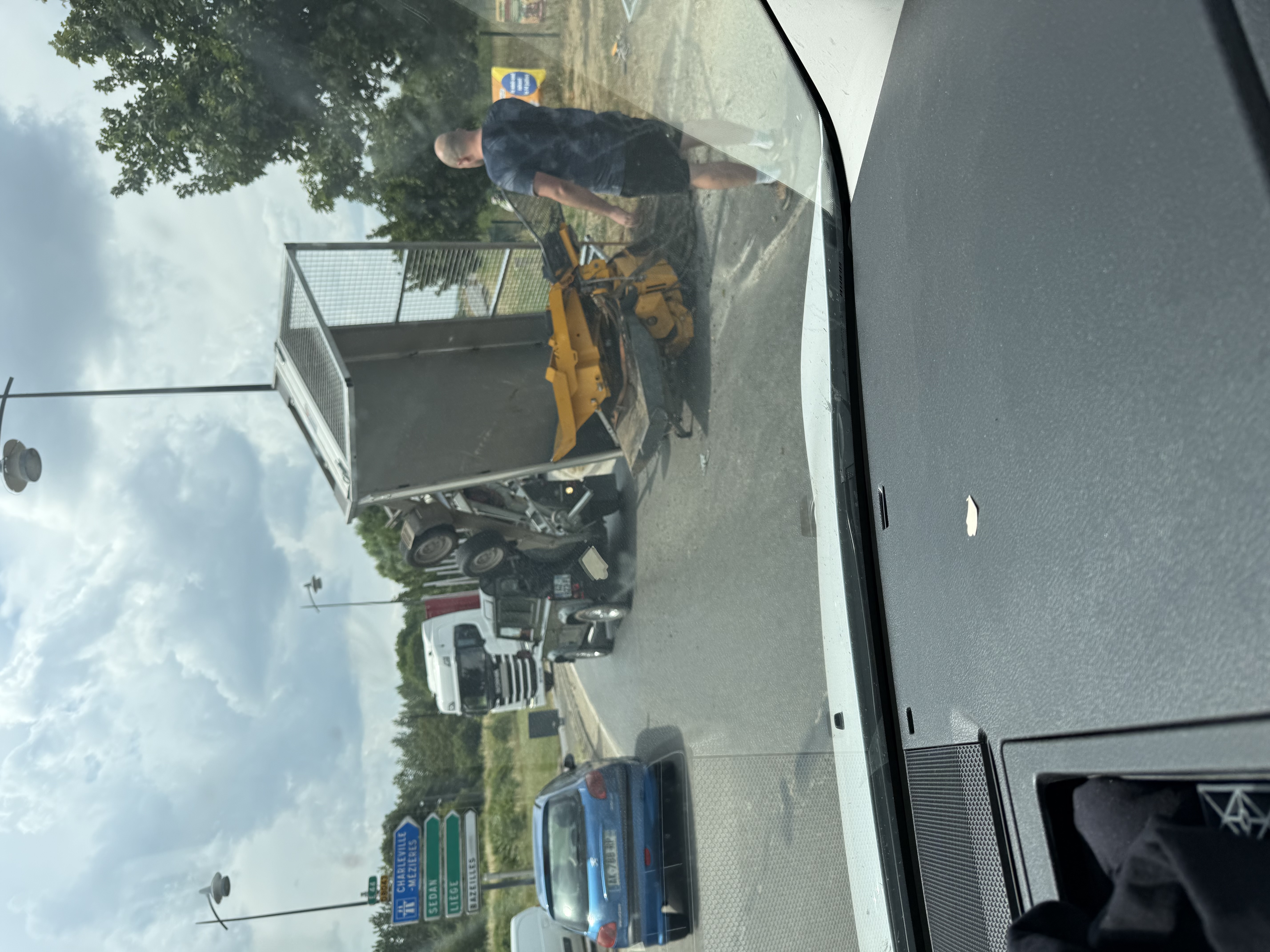 ACCIDENT : UNE REMORQUE EN FÂCHEUSE POSTURE AU ROND-POINT