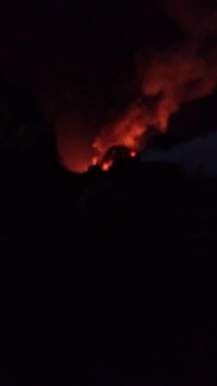 « UNE VIOLENTE DÉTONATION NOUS A RÉVEILLÉS » : UN VÉHICULE EN FEU SE PROPAGE À UNE MAISON