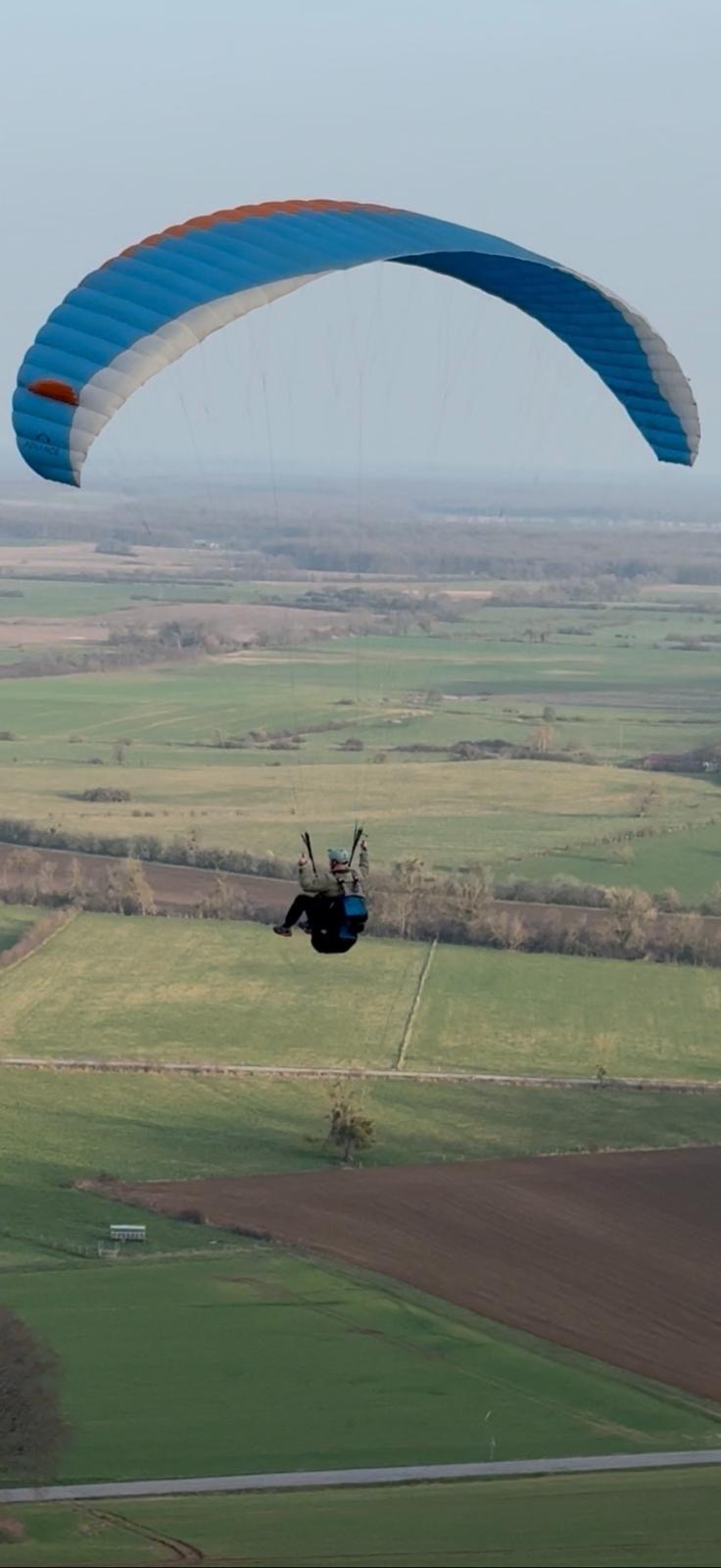 LE VIRUS DU PARAPENTE : SÉBASTIEN THOMAS A TROUVÉ SA LIBERTÉ DANS LES AIRS