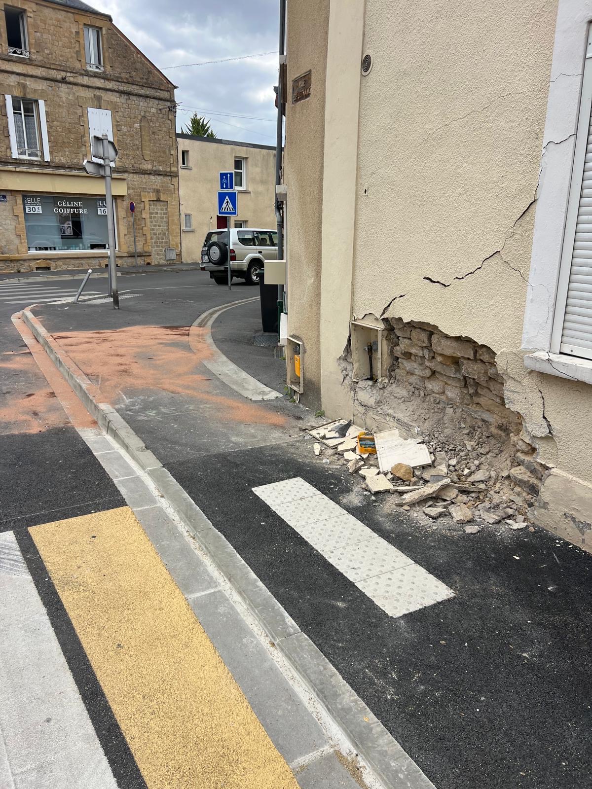 UNE VOITURE PERCUTE LA FAÇADE D’UNE MAISON EN PLEINE NUIT : CINQ JEUNES BLESSÉS