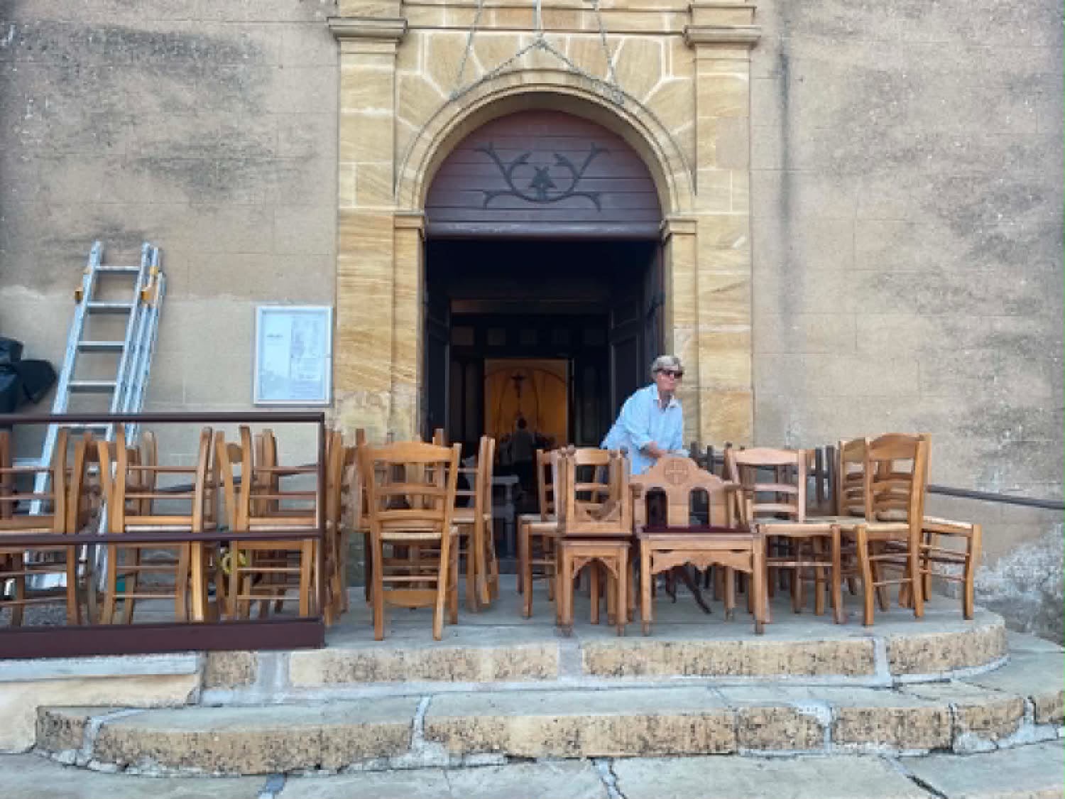L’ÉGLISE PRÊTE POUR SA RÉNOVATION INTÉRIEURE GRÂCE À LA MOBILISATION DES BÉNÉVOLES