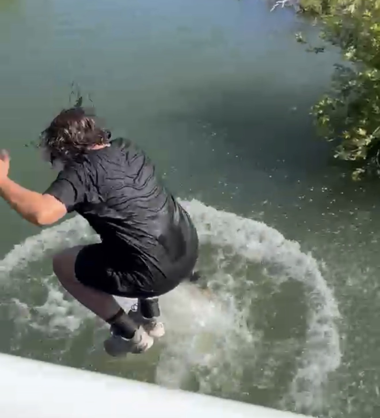 ILS SE BAIGNENT DANS LA MEUSE ET IGNORENT LE DANGER