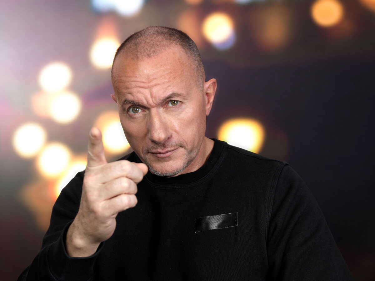 PASCAL LE GRAND FRÈRE RECADRE FERMEMENT UN JEUNE AUX FÊTES DE SAINTE-ANNE