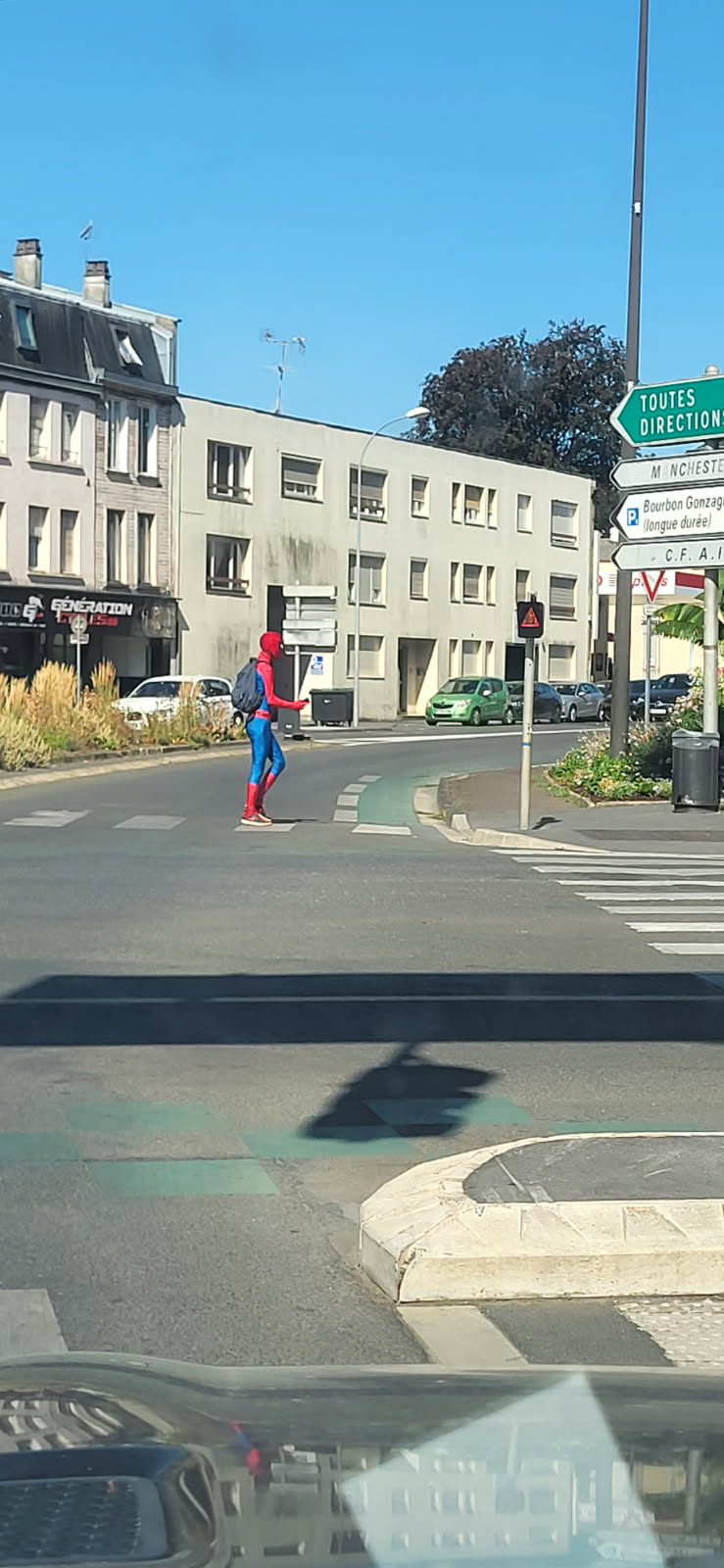 SPIDER-MAN APERÇU EN PLEIN CENTRE-VILLE : LE SUPER-HÉROS ÉTAIT-IL EN MISSION ?