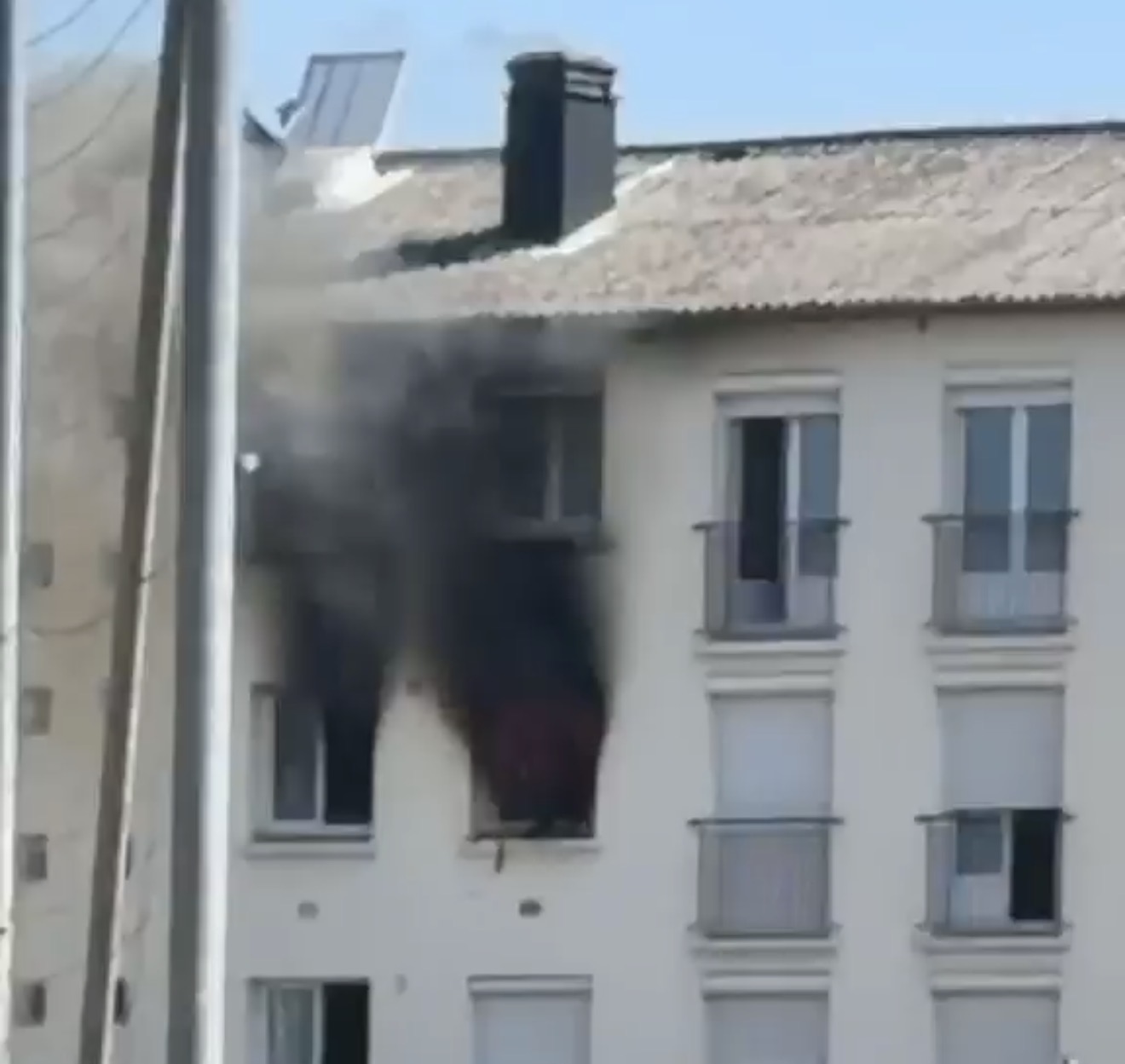 UN APPARTEMENT RAVAGÉ PAR LES FLAMMES : DES LOCATAIRES ÉVACUÉS MAIS AUCUN BLESSÉ