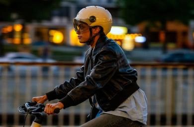 VÉLO ET TROTTINETTE : LE CASQUE POURRAIT DEVENIR OBLIGATOIRE POUR TOUS