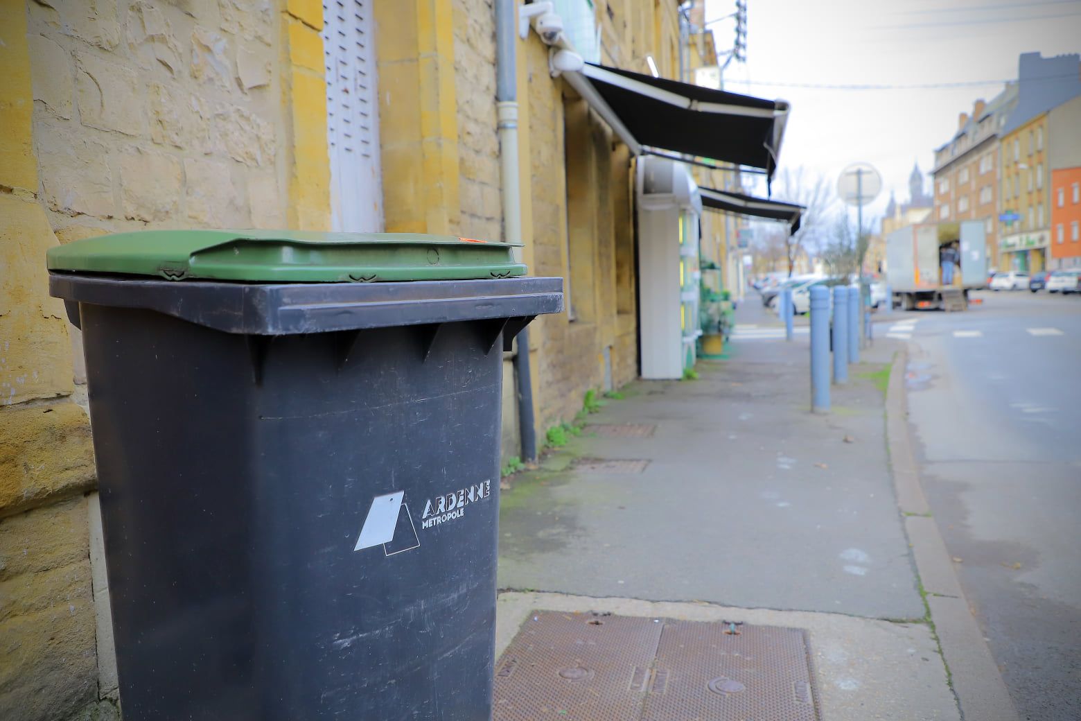 ATTENTION AUX FAUX AGENTS QUI PROPOSENT DE CHANGER OU NETTOYER VOS POUBELLES