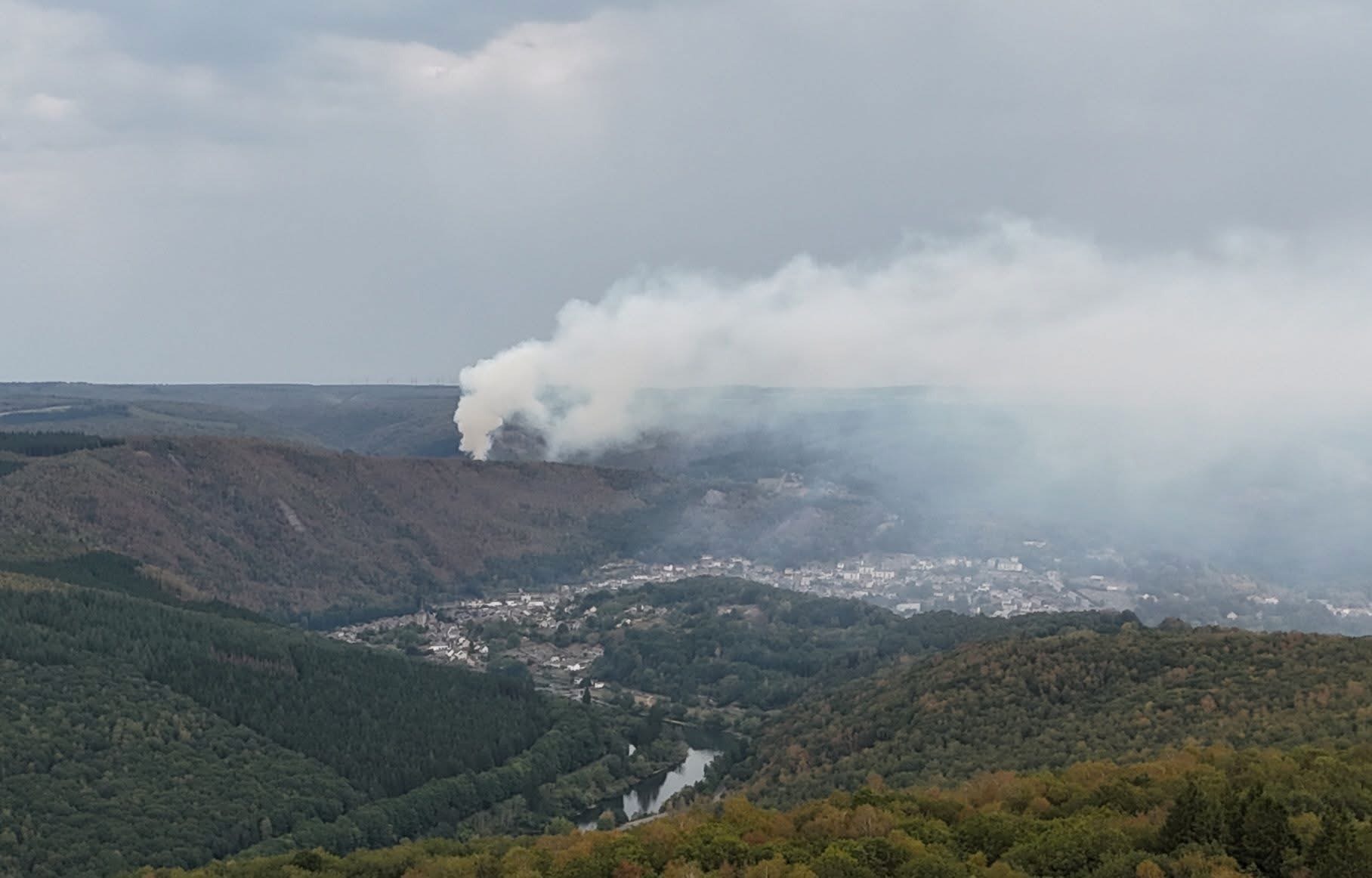 UN IMPORTANT FEU DE FORÊT EN COURS, PLUSIEURS CENTAINES D’HECTARES MENACÉS