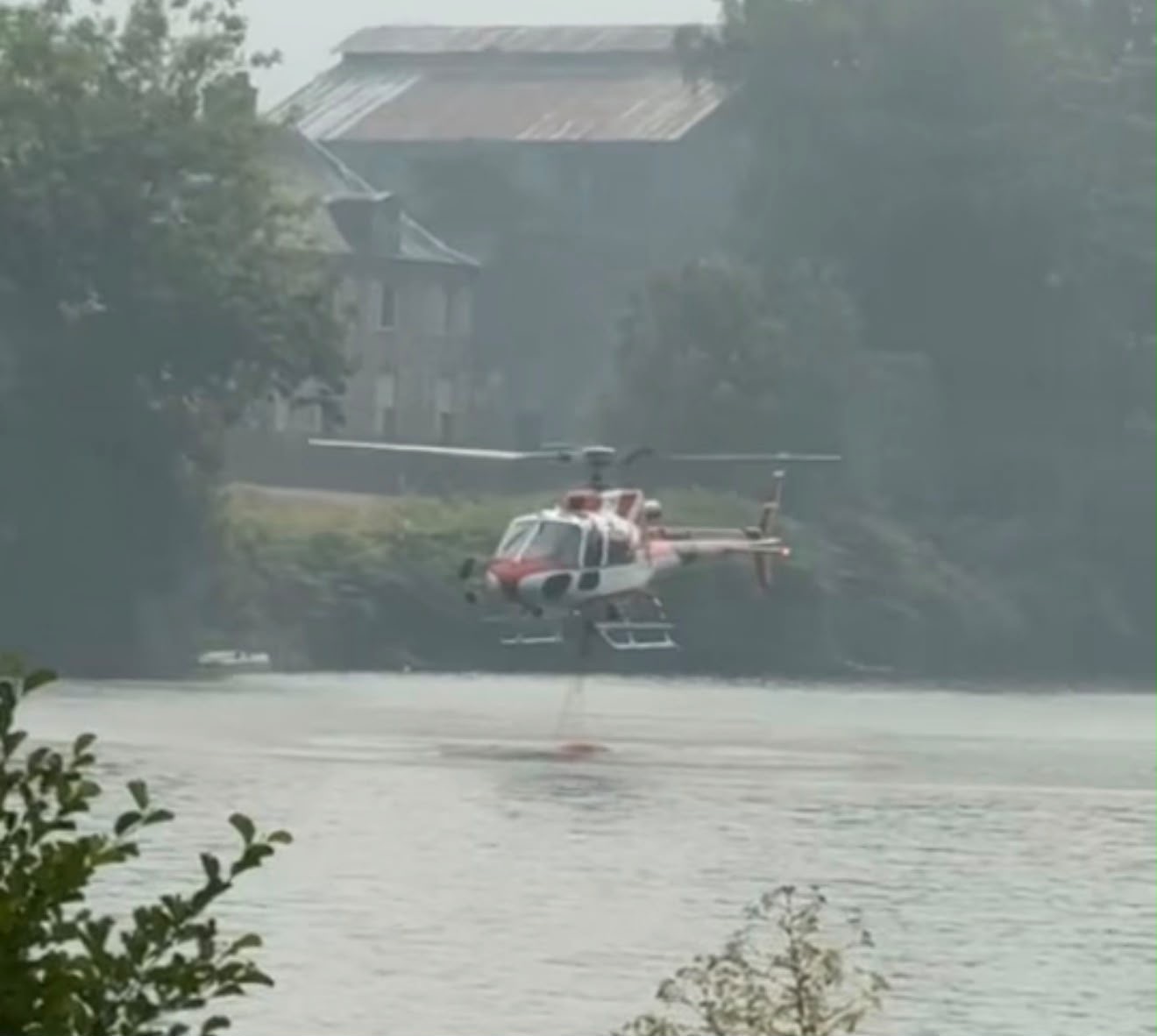 28 LARGAGES EFFECTUÉS PAR LES HÉLICOPTÈRES BOMBARDIERS D’EAU