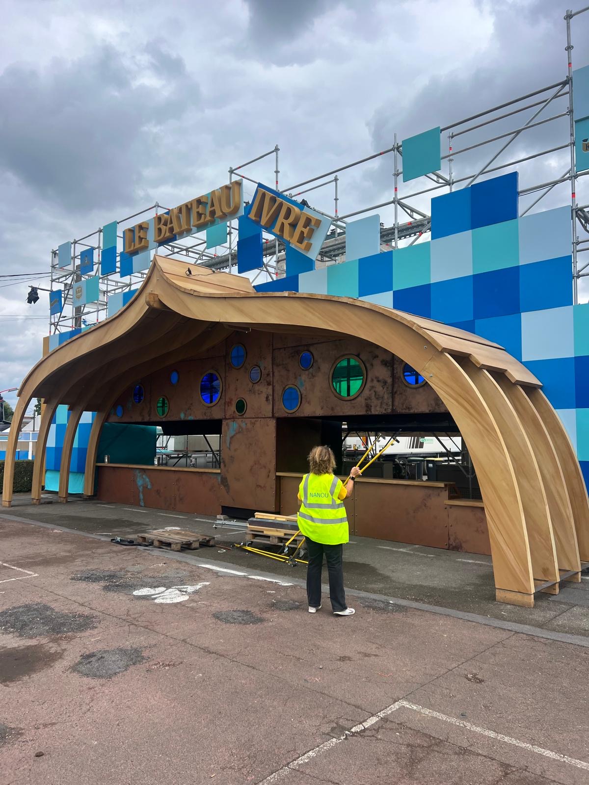 LE MONTAGE DU CABARET VERT ENTRE DANS SA DERNIÈRE LIGNE DROITE