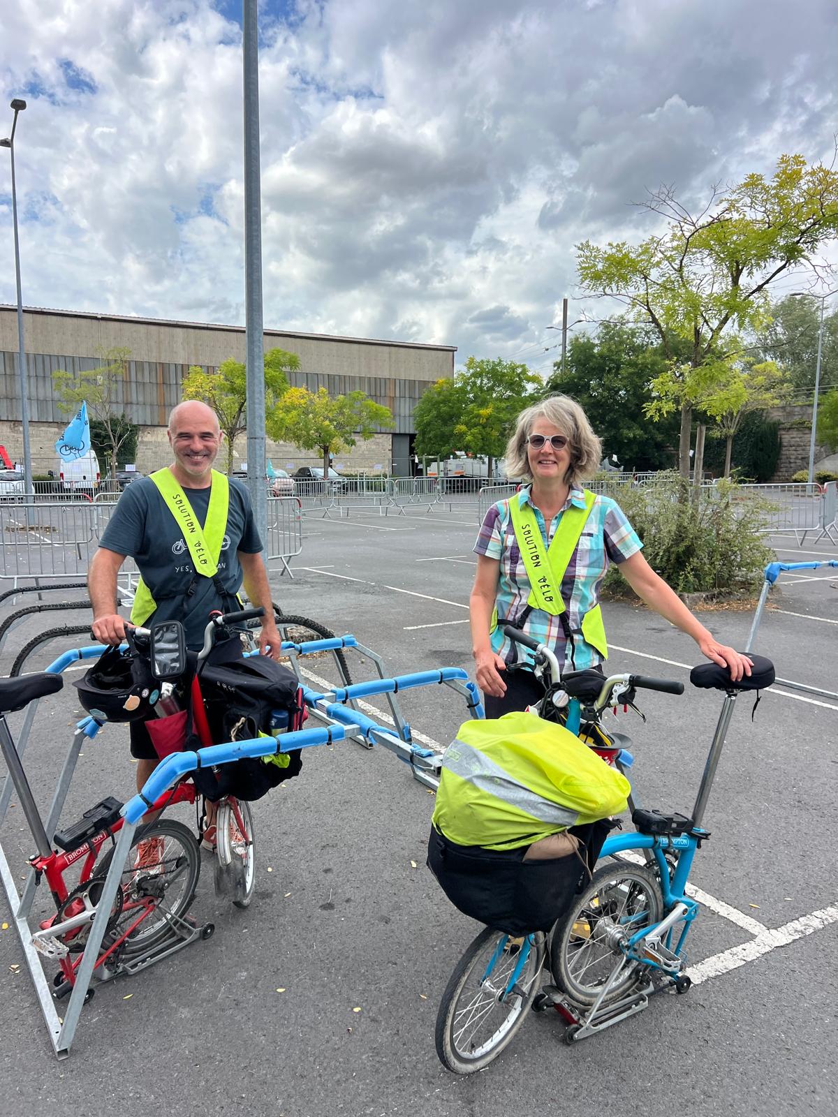 UN COUPLE, DEUX VÉLOS ET UN ACCUEIL TRIOMPHAL AU CABARET VERT POUR LES AUTEURS DE LA BD SOLUTION VÉLO