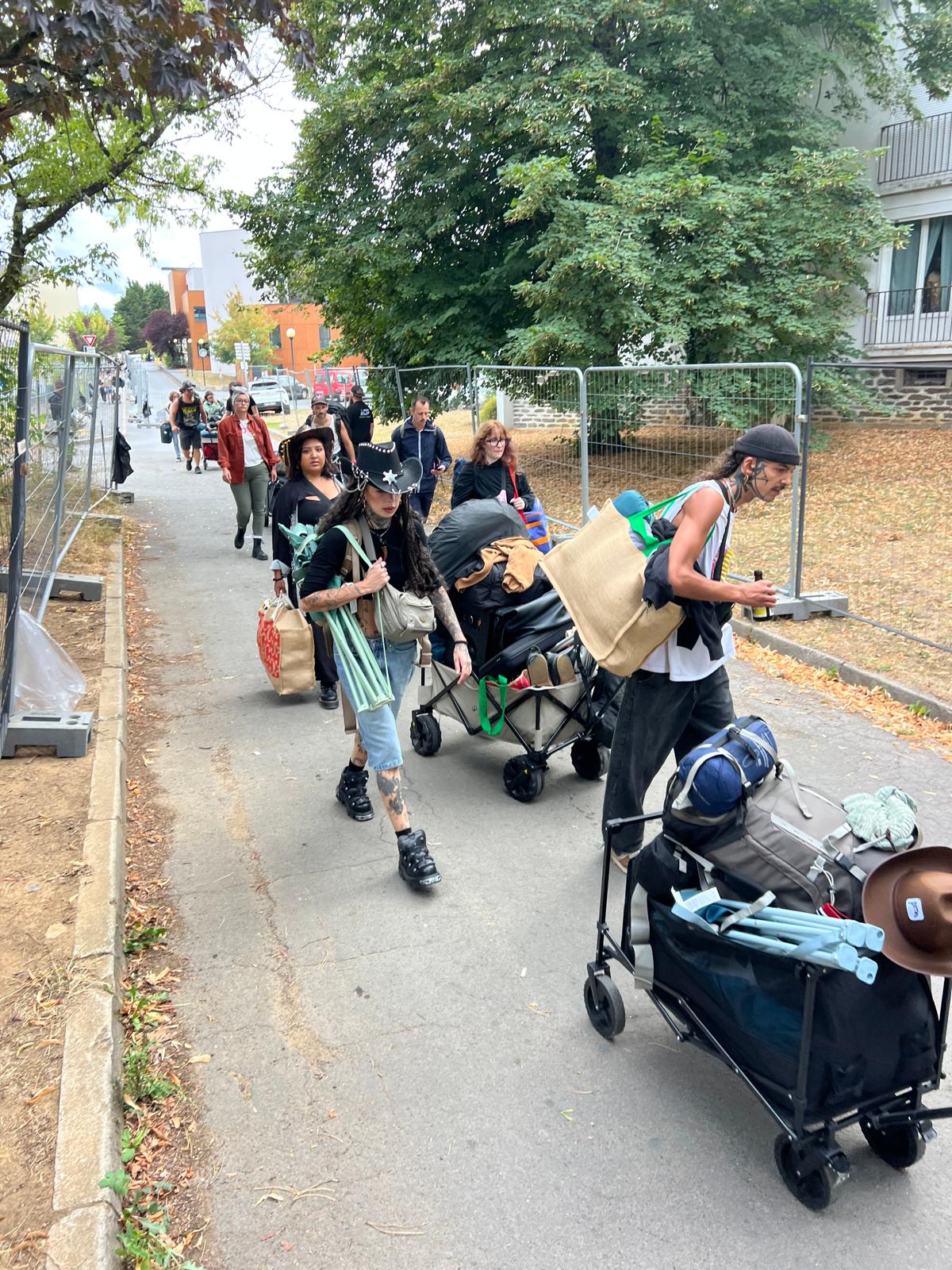 DES CAMPEURS FOLLEMENT JOYEUX SONT ARRIVÉS AU CAMPING DU CABARET VERT