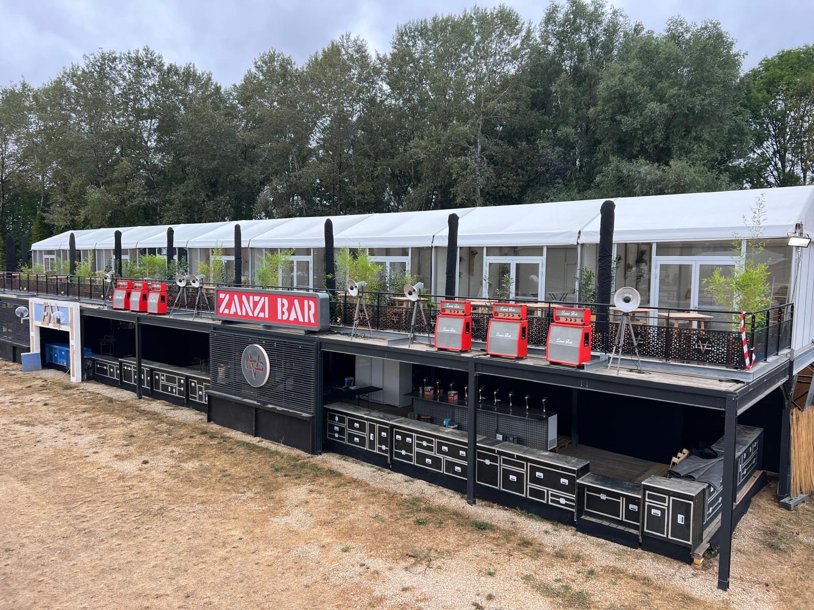 LES CHAPITEAUX SONT EN PLACE : KL’1 EVENT ABRITE LE CABARET VERT