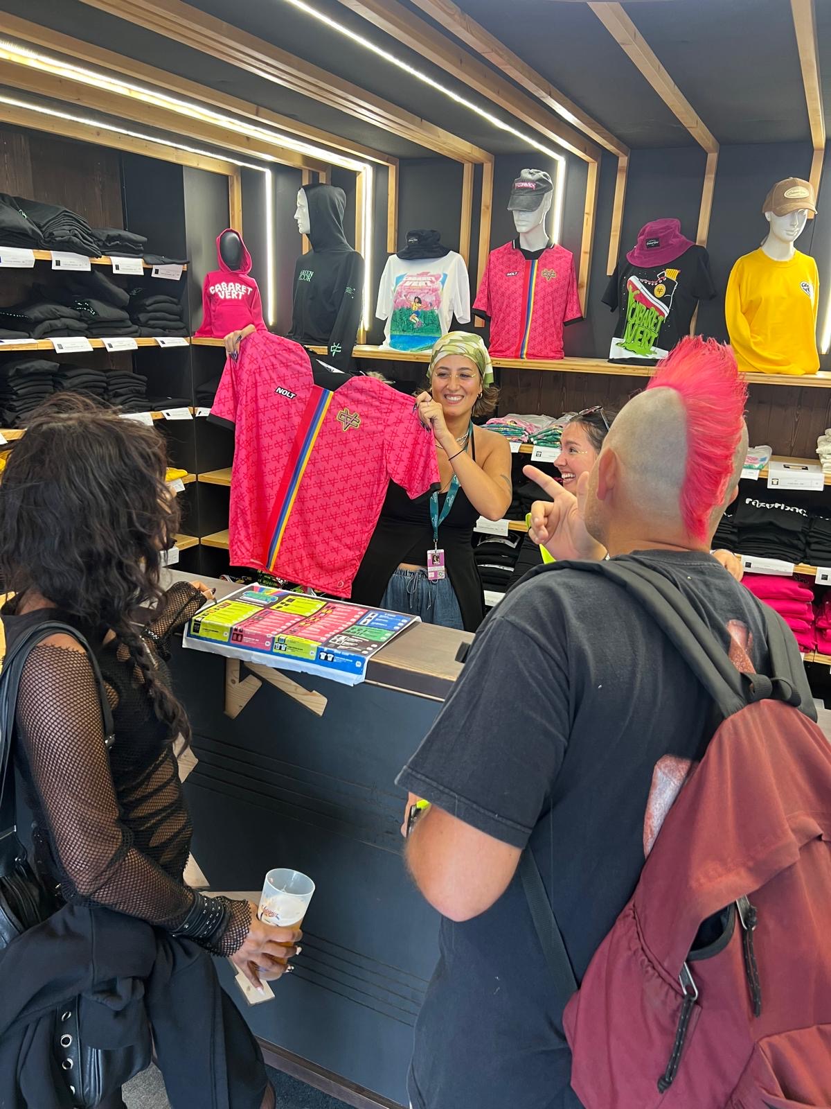 LA FUSÉE MERCHANDISING DU CABARET VERT A DÉCOLLÉ