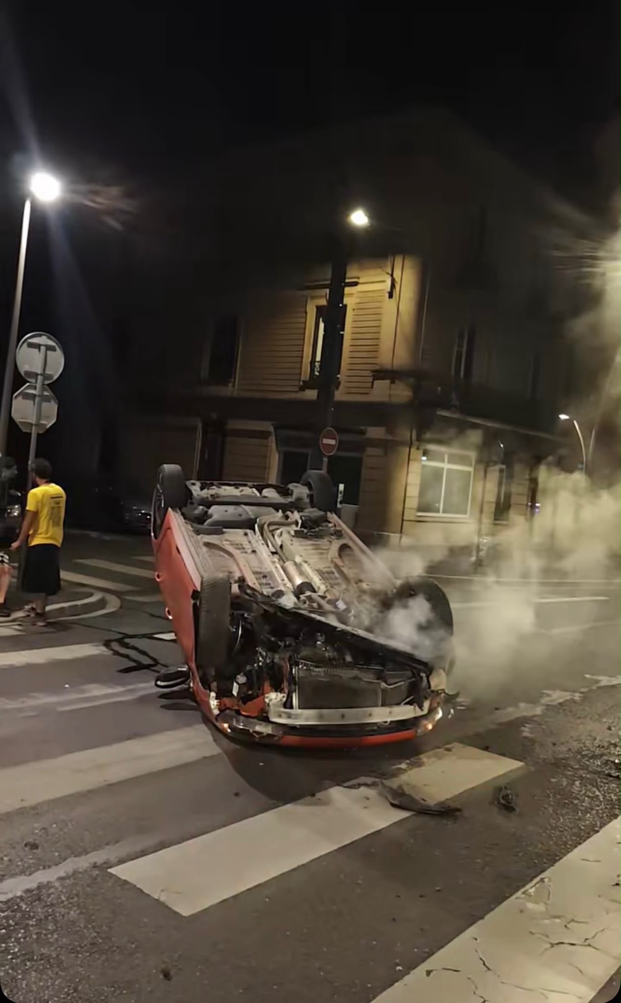 LA VOITURE FINIT SUR LE TOIT AVENUE D’ARCHES LA NUIT DERNIÈRE