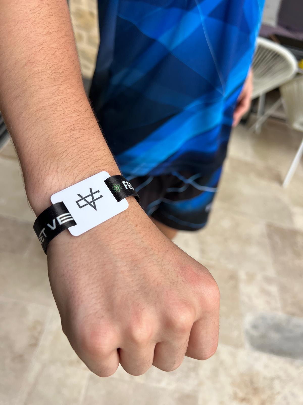 UN JEUNE HOMME A ARNAQUÉ DES DIZAINES DE PERSONNES EN REVENDANT DE FAUX PASS CABARET VERT
