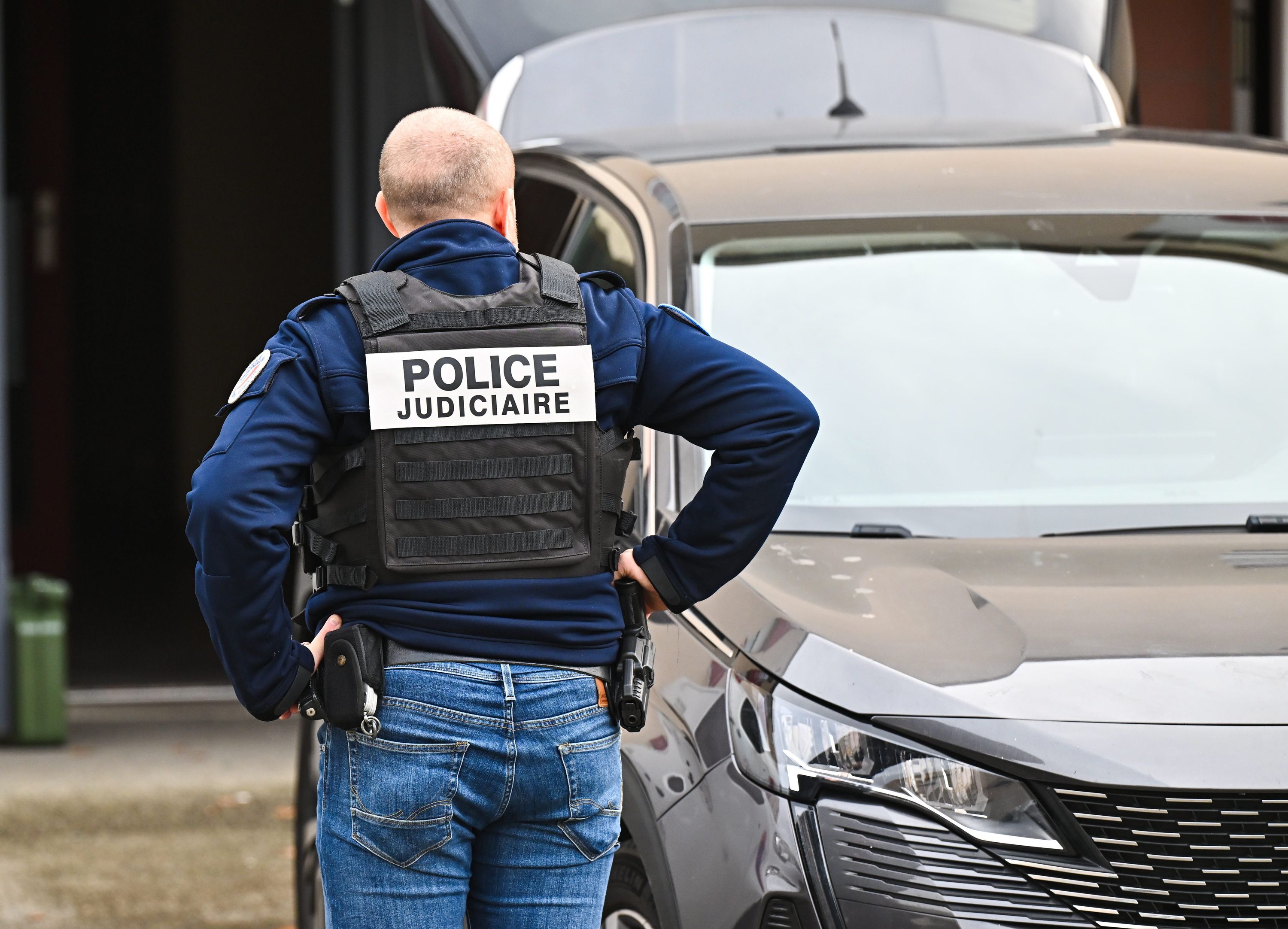 MORT D’UN HOMME À SON DOMICILE : UNE ENQUÊTE POUR HOMICIDE VOLONTAIRE OUVERTE
