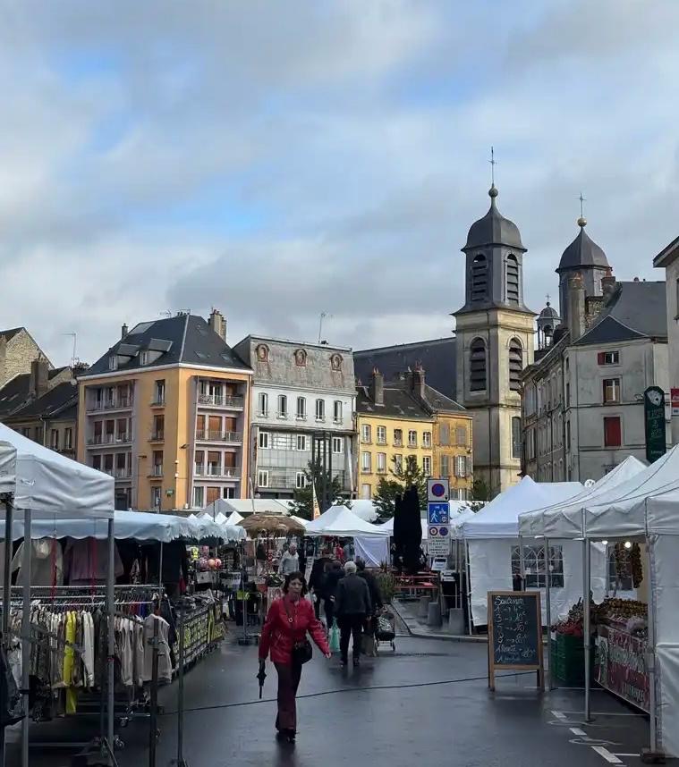 « ON EST COMPLET ET ON VA ROUVRIR DES RUES » : 300 CAMELOTS PRÉSENTS À LA FOIRE