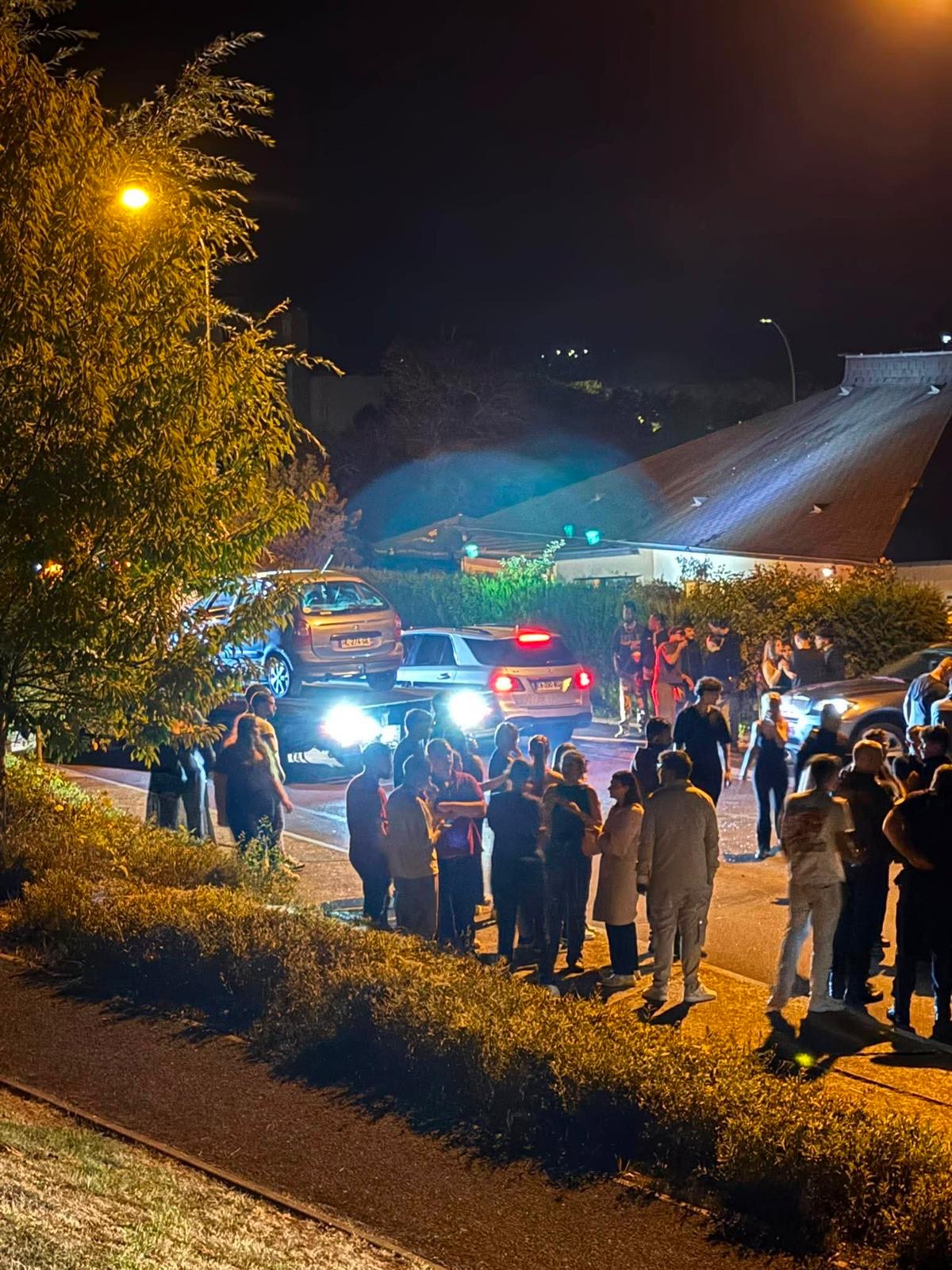 VOITURES ACCIDENTÉES ET ÉCHAUFFOURÉES : UN INDIVIDU SÈME LE TROUBLE EN FIN DE SOIRÉE ÉTUDIANTE DEVANT MONSIEUR LE ZINC