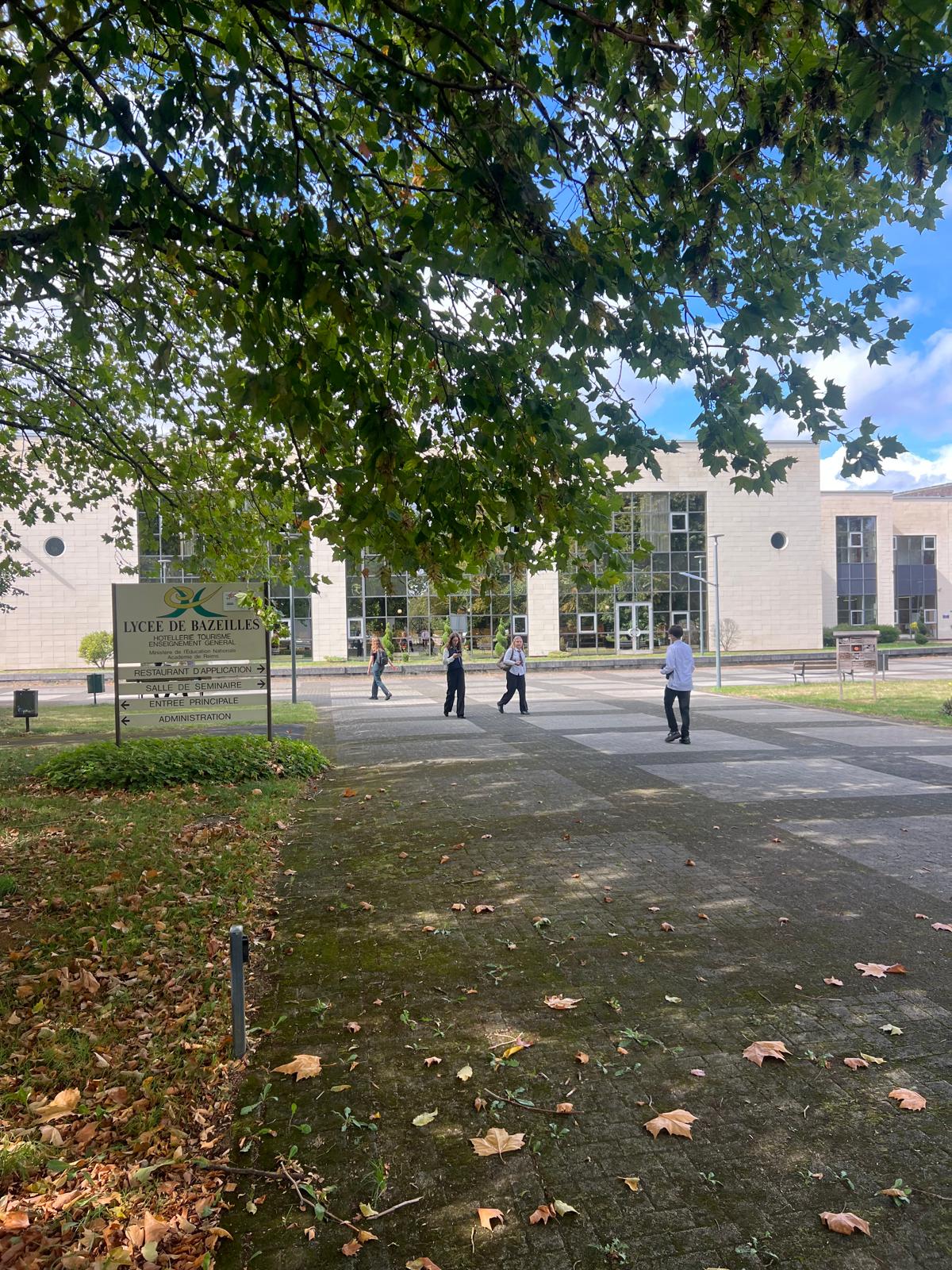 DES LÉGIONELLES DÉTECTÉES AU LYCÉE : LES INTERNES PRIVÉS D’EAU CHAUDE DANS LES DOUCHES