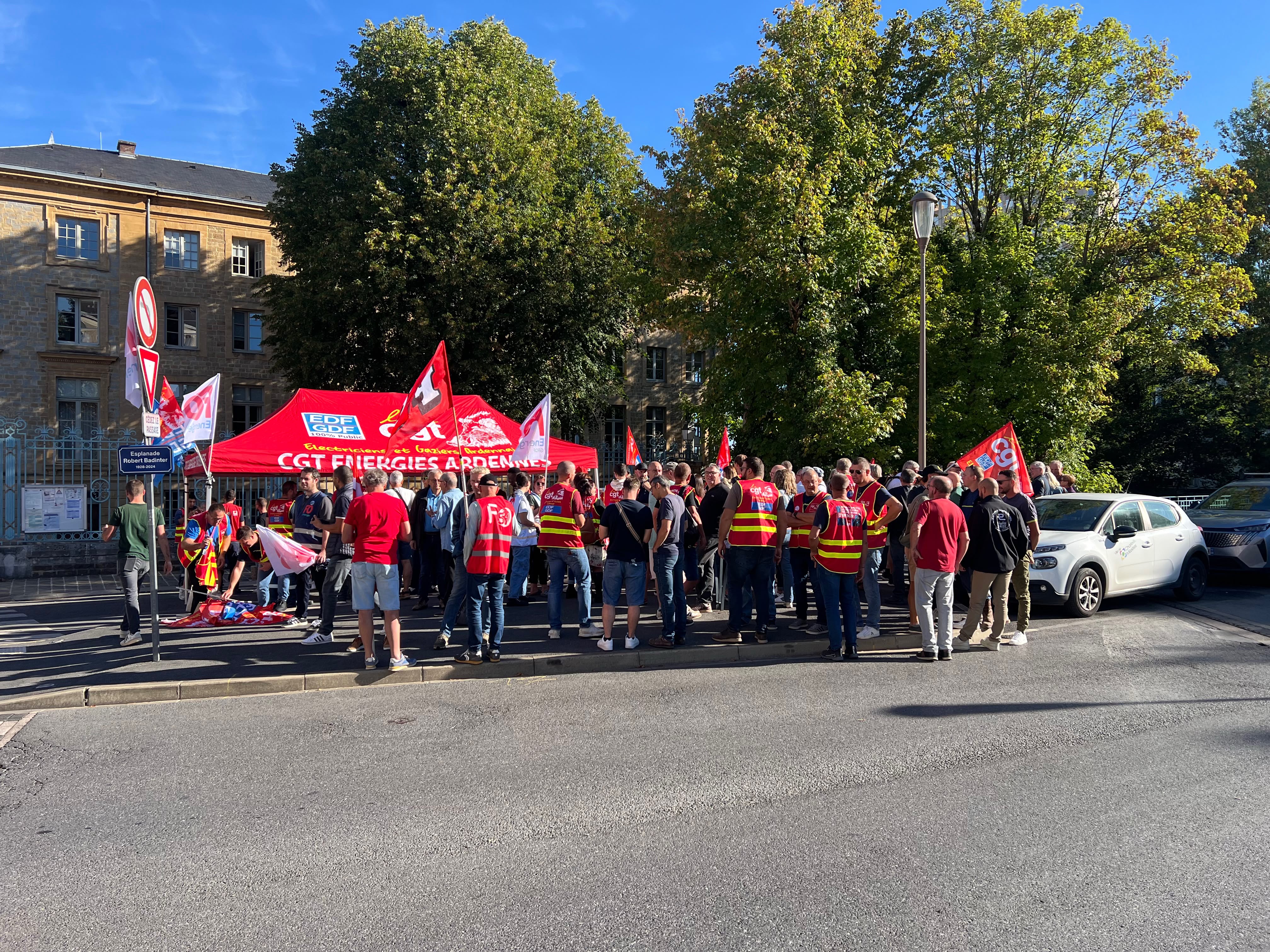 LES GAZIERS ET ÉLECTRICIENS MOBILISÉS DEVANT LA PRÉFECTURE DES ARDENNES