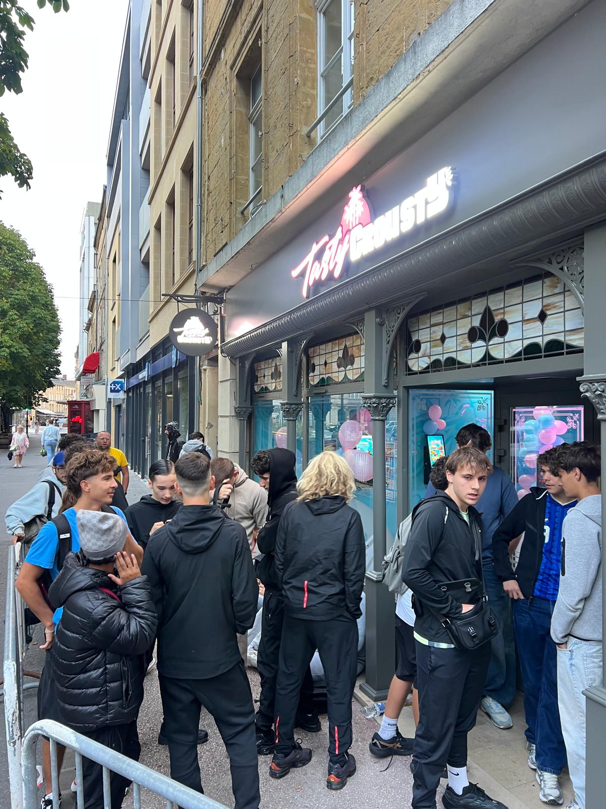 DÉJÀ DANS LA FILE D’ATTENTE POUR MANGER CE MIDI CHEZ TASTY CROUSTY