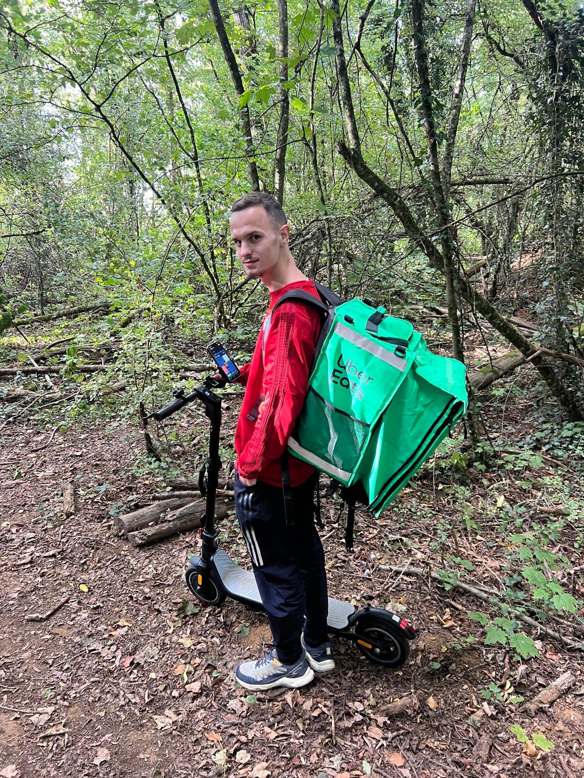 UN LIVREUR UBER EATS CHERCHE SON CLIENT… AU MILIEU DES BOIS
