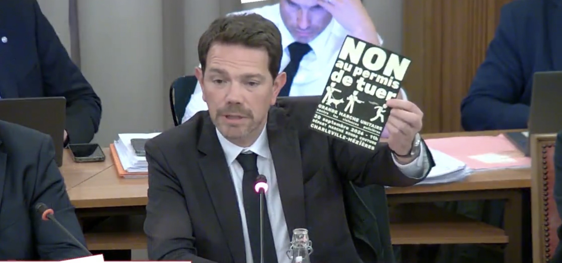 OUI AU DROIT DE MANIFESTER, NON À LA DISTRIBUTION DE TRACTS NON RÉGLEMENTAIRES