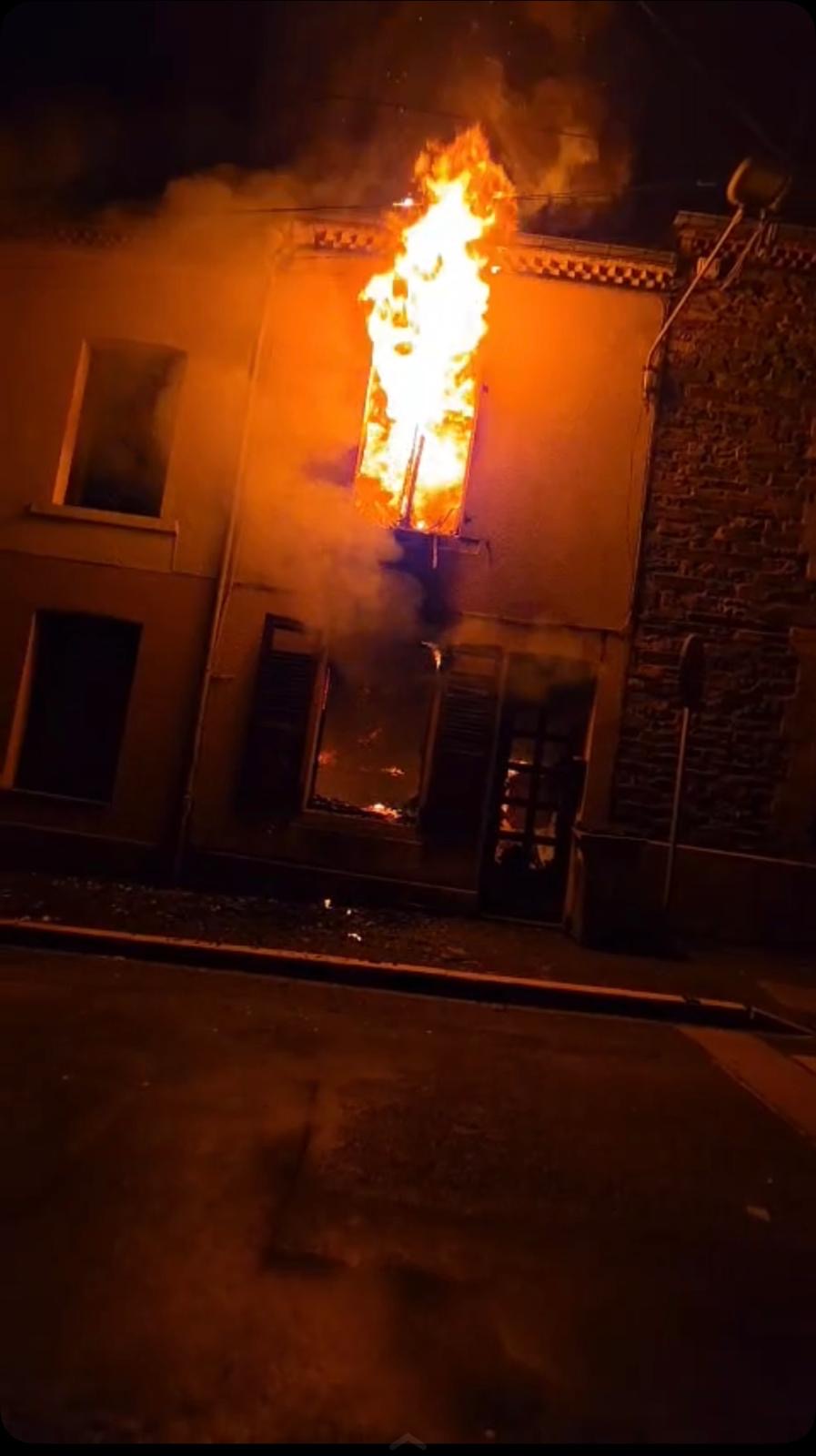 « IL ÉTAIT EN FAUTEUIL ROULANT ON L’A SORTI » : UN INCENDIE DÉTRUIT UNE HABITATION