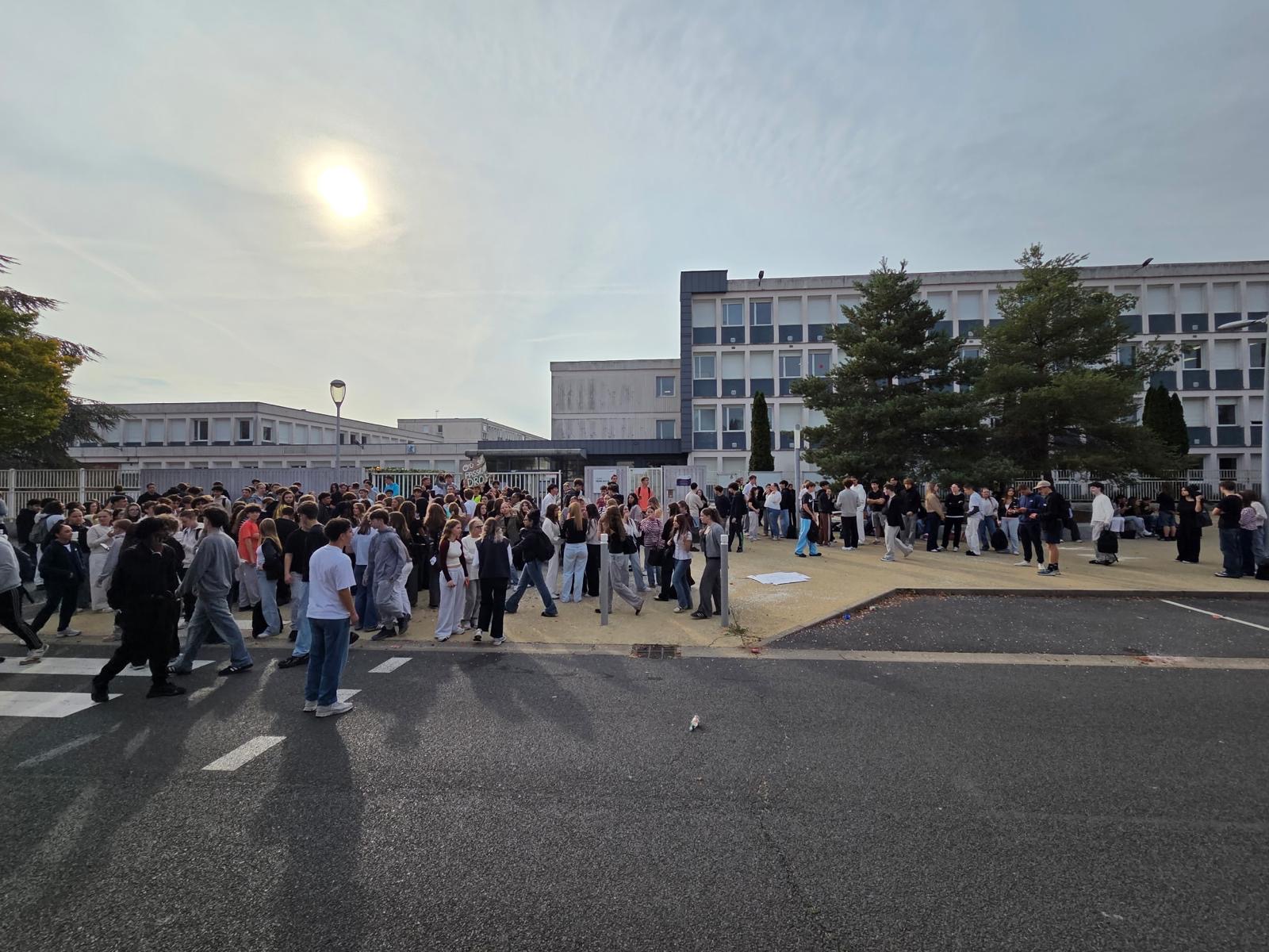 « ON RÉCLAME LE DROIT AU TÉLÉPHONE ET DES PLANNINGS MOINS CHARGÉS » : BLOCUS EN COURS DEVANT LE LYCÉE PIERRE-BAYLE