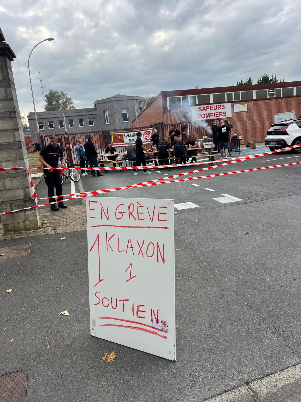 LES SAPEURS-POMPIERS EN GRÈVE ORGANISENT UN « BARBECUE DE LUTTE » DEVANT LA CASERNE