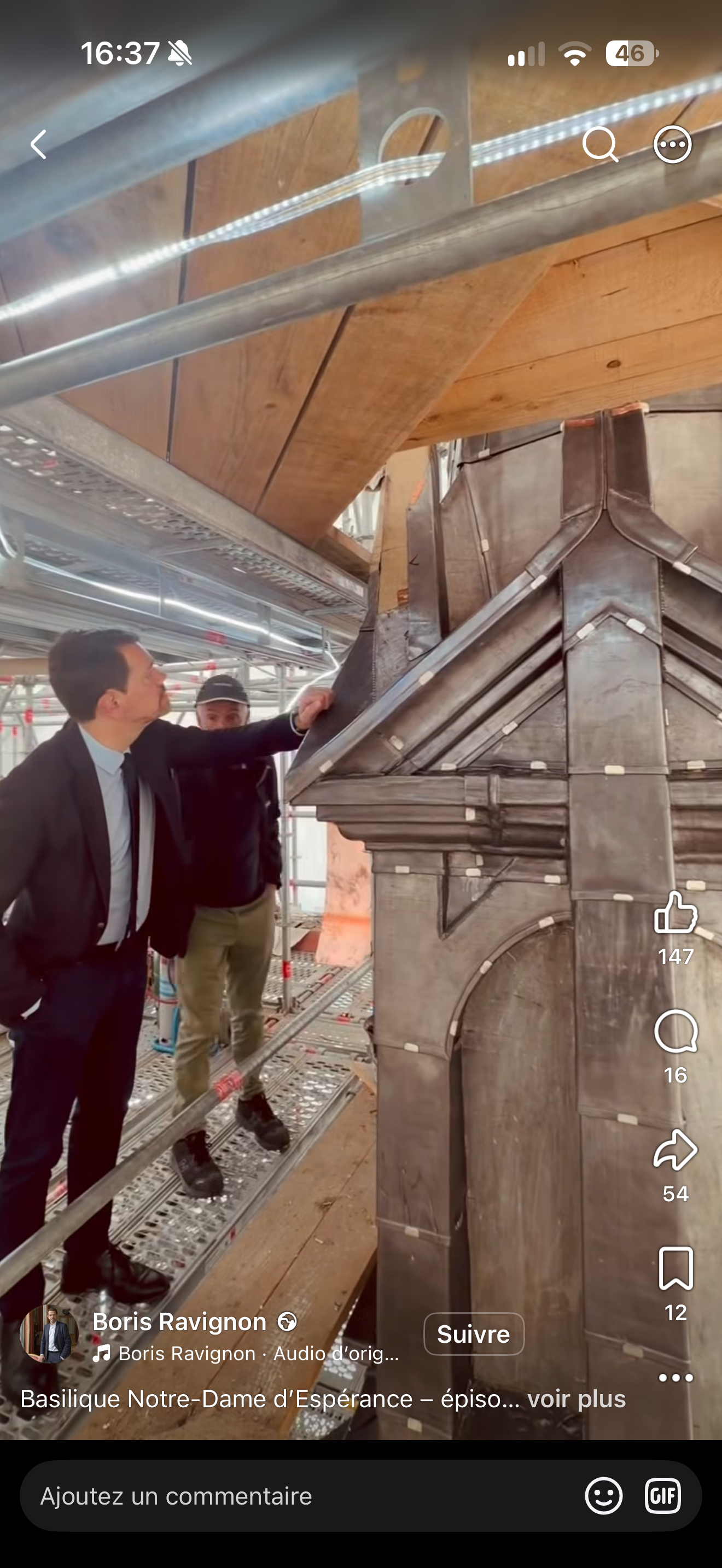 COQ ET CROIX POSÉS EN HAUTE ALTITUDE : LE CHANTIER DE LA BASILIQUE NOTRE-DAME-D’ESPÉRANCE TIENT SES DÉLAIS