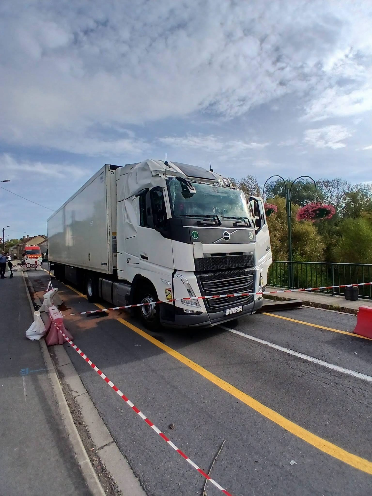 LE PONT TOTALEMENT FERMÉ À LA CIRCULATION APRÈS LE PASSAGE D’UN POIDS LOURD