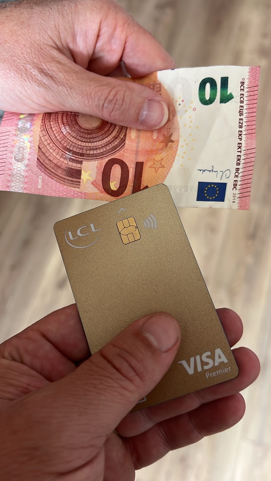 IL PENSE FAIRE UN DON DE 10 EUROS : 1 800 EUROS SONT DÉBITÉS SUR SON COMPTE