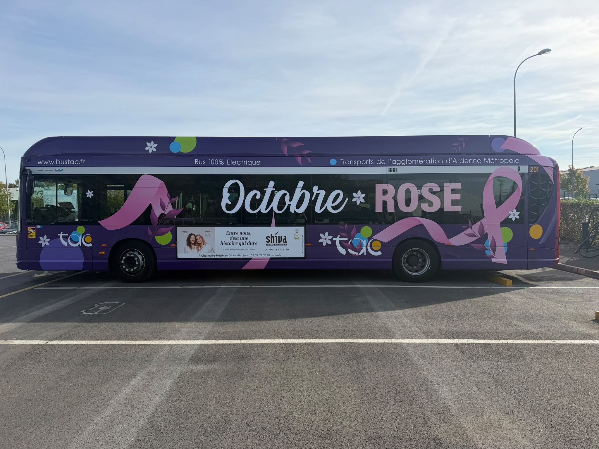 DEUX BUS TAC REVISITÉS EN ROSE VONT SILLONNER LA VILLE POUR OCTOBRE ROSE