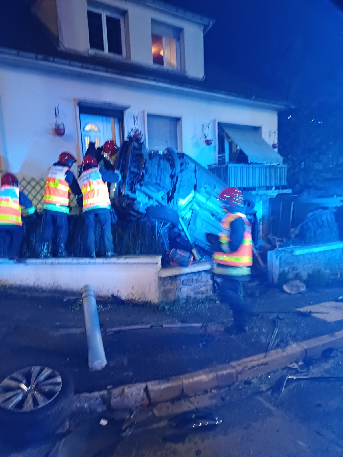 VOITURE ENCASTRÉE DANS UNE MAISON : UNE VICTIME DÉSINCARCÉRÉE ET TRANSPORTÉE À L'HÔPITAL