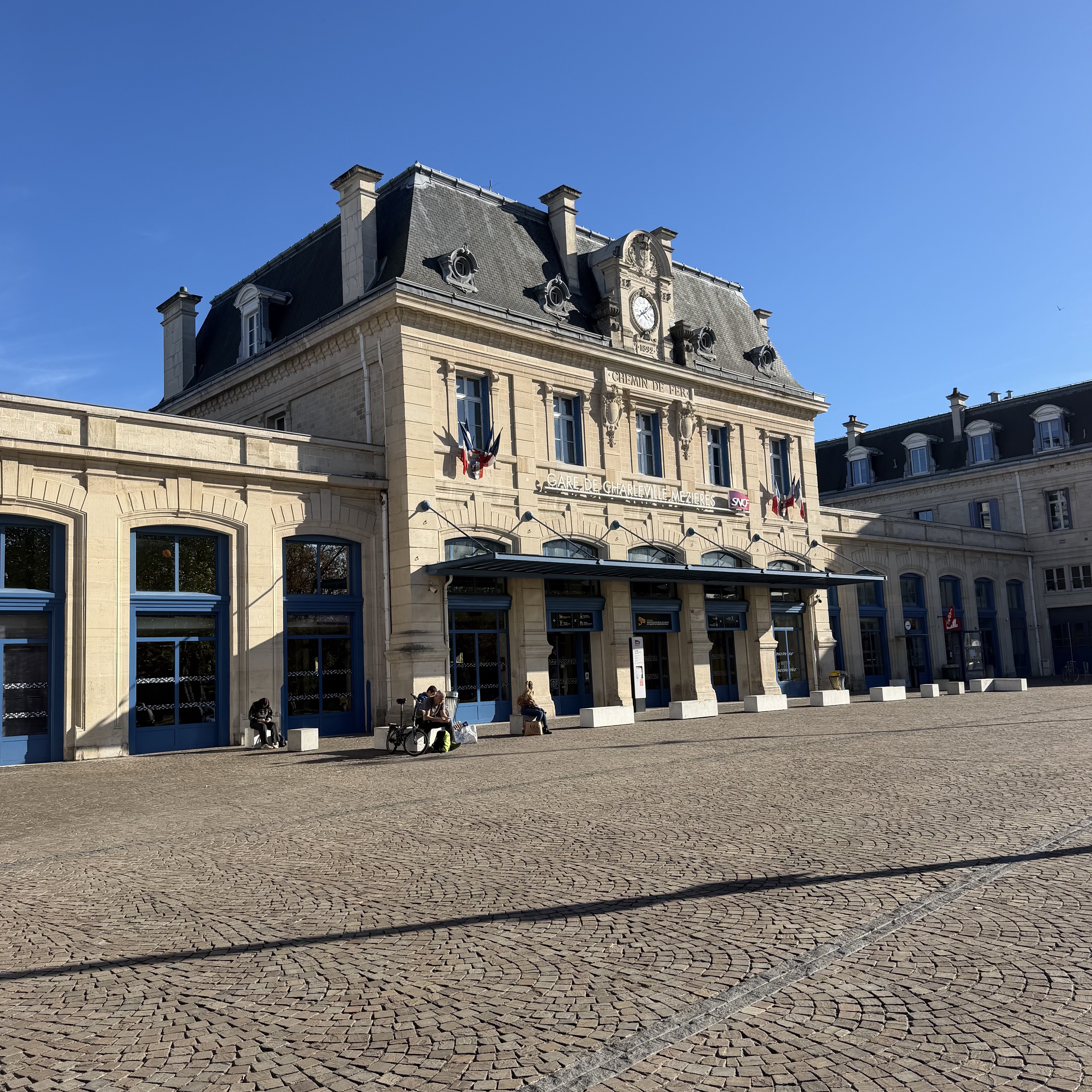 VIOLENTE AGRESSION DERRIÈRE LA GARE : UN JEUNE HOMME FRAPPÉ AU SOL, TROIS INDIVIDUS INTERPELLÉS - CHARLEVILLE-MÉZIÈRES