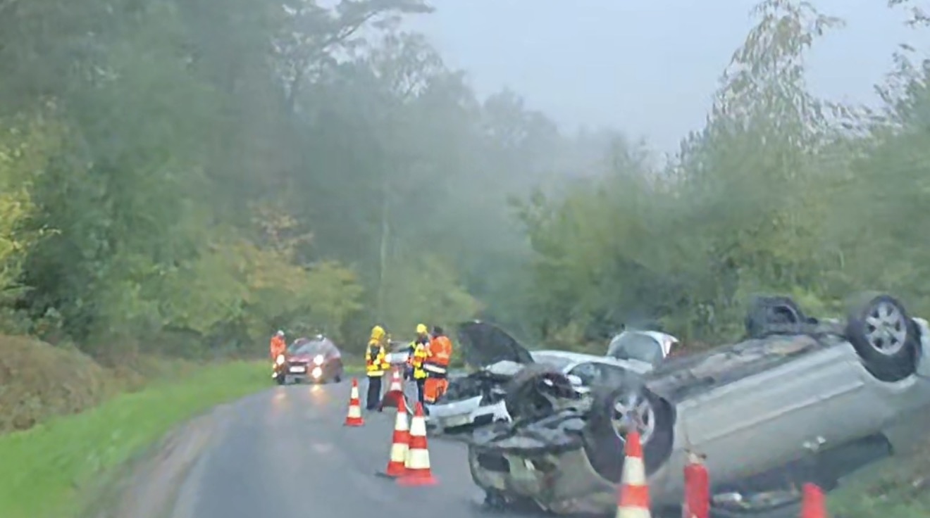 SPECTACULAIRE ACCIDENT AVEC UNE VOITURE QUI FINIT SUR LE TOIT  - ARREUX