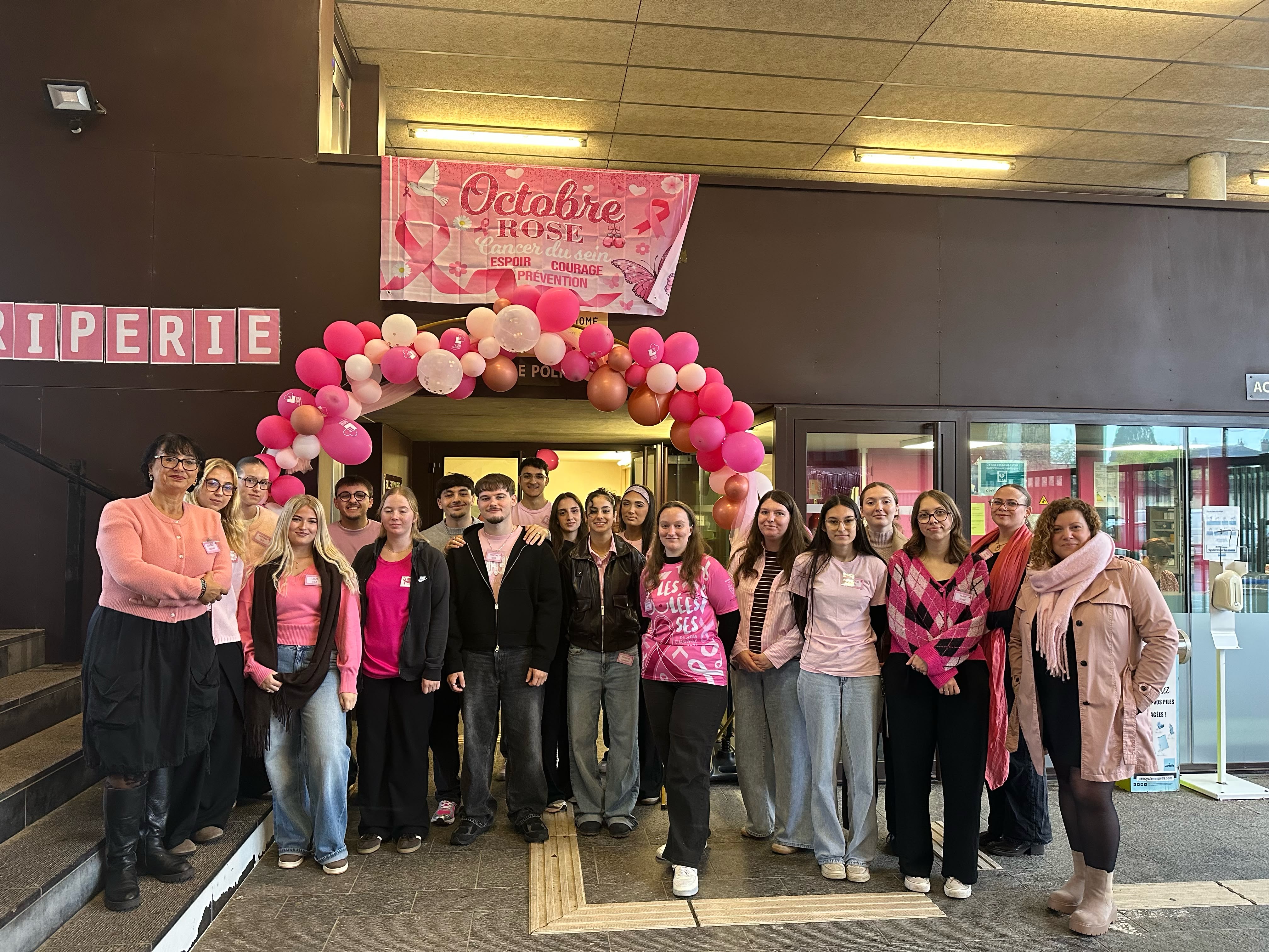 600 EUROS RÉCOLTÉS : DES BTS DU LYCÉE SÉVIGNÉ SE BOUGENT POUR OCTOBRE ROSE