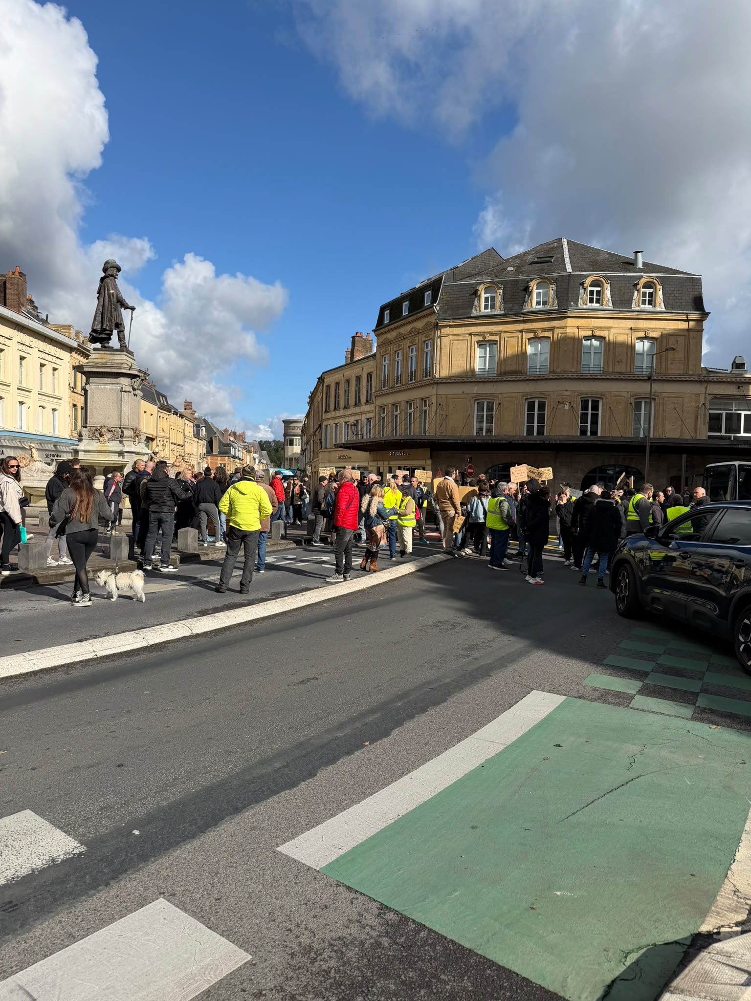 LES GILETS JAUNES PERTURBENT LA CIRCULATION EN CENTRE-VILLE