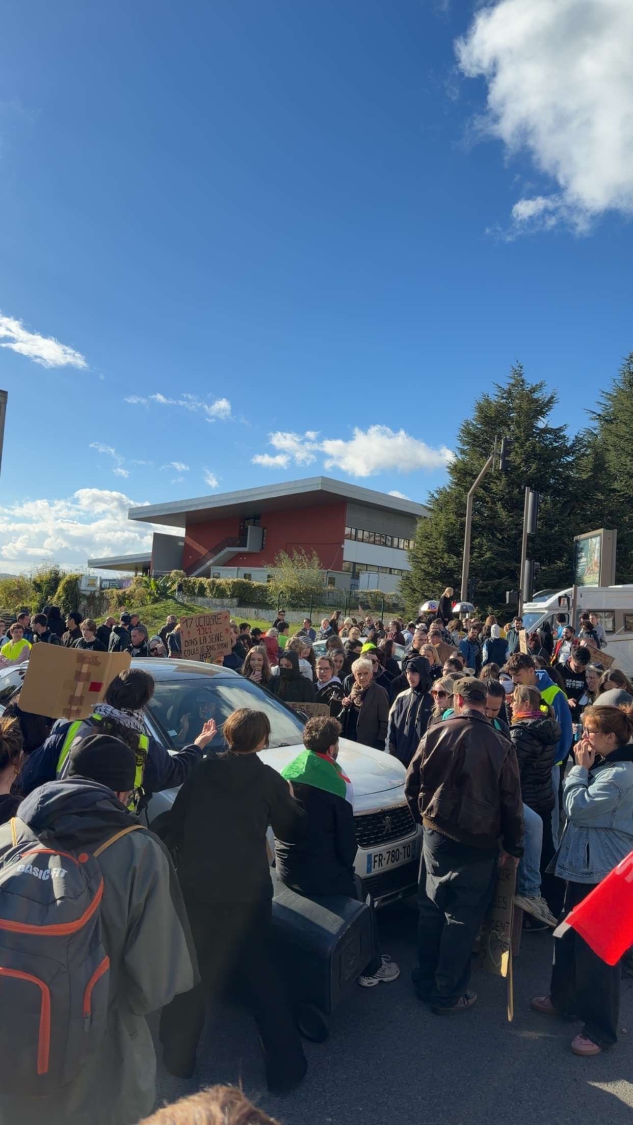 LES GILETS JAUNES MÈNENT UNE OPÉRATION ESCARGOT EN HAUT DE LA ROCADE - CHARLEVILLE-MÉZIÈRES